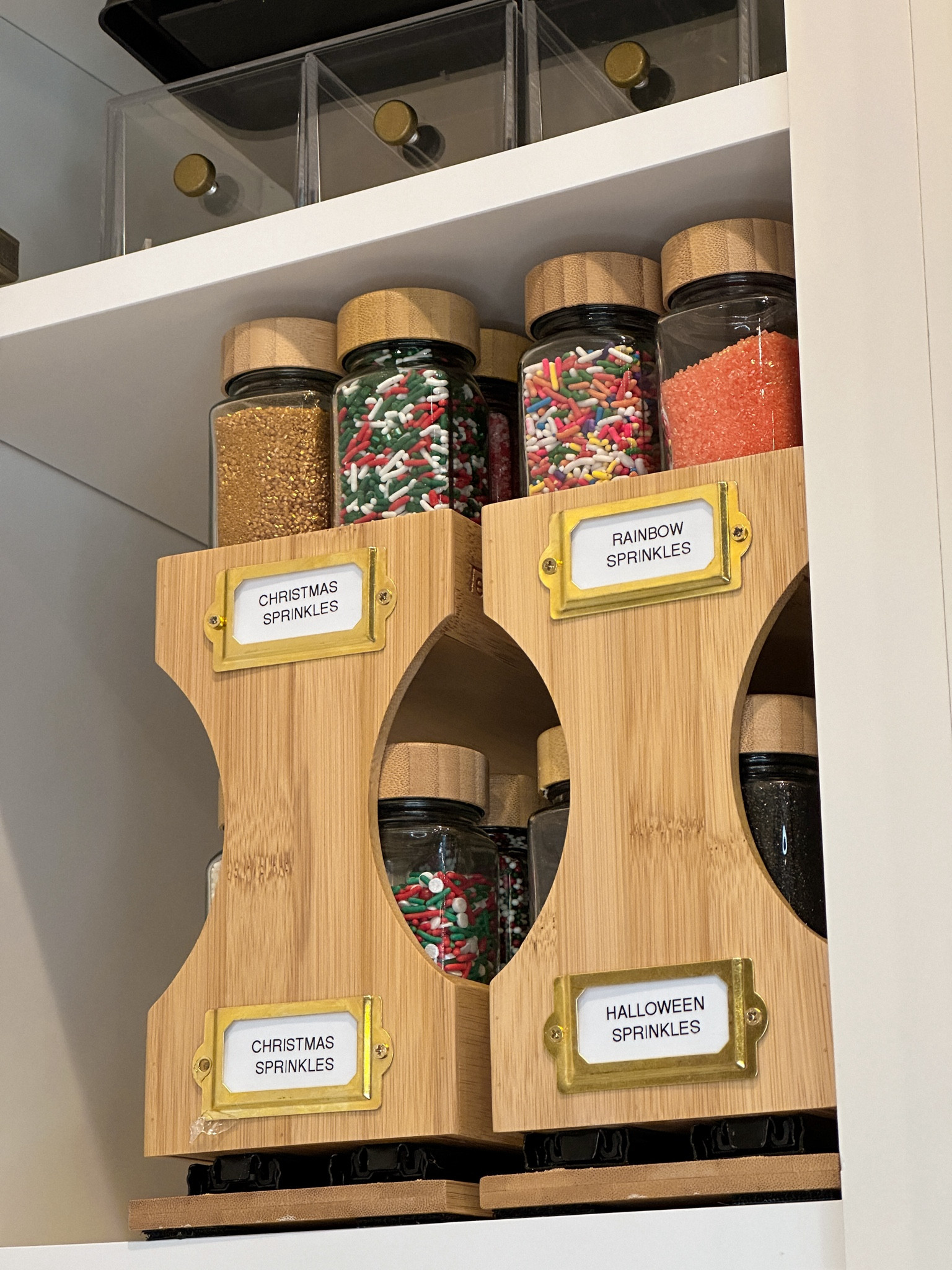 🍩✨ Sprinkle organization dreams
come true!

Comment "Sprinkle" and I'll send you the links!

Keeping all my sprinkles in clear, matching containers has totally transformed my baking shelf-it's organized, easy to find what I need, and just looks so satisfying lined up on display!

🎨 Organized by color and type - From classic rainbow to seasonal mixes, every sprinkle has its spot!

🌈 Clear containers for visibility - Seeing all those colors lined up just makes baking even more fun.

With everything in its place, decorating has never been easier (or more fun!). Who else loves a good sprinkle stash? 🎉

#BakingOrganization #SprinkleGoals #OrganizedKitchen #kitchenorganization

#LTKHoliday #LTKHome #LTKSeasonal