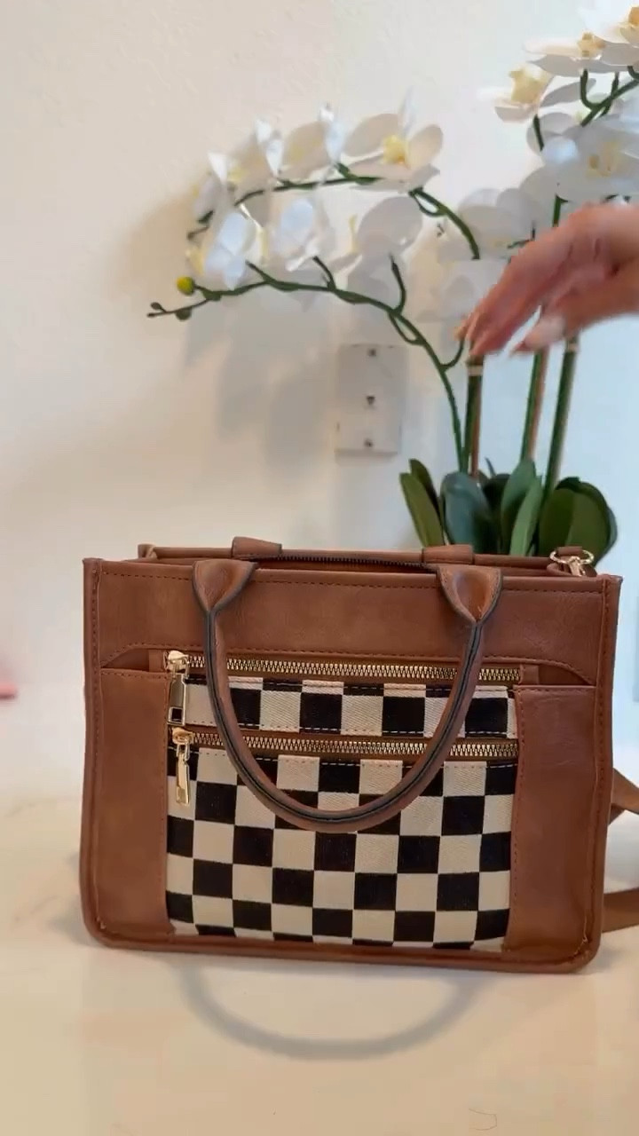 Clean & organize my purse with me 🥰👜

#asmrvideo #asmrsounds #asmrfyp #asmrpacking #newpurse #pursetok #newbag #bagpack #whatsinmybag #whatsinmypurse #packingasmr #cutepurse #shoulderbag #cleaningasmr #cleanwithme #organizewithme