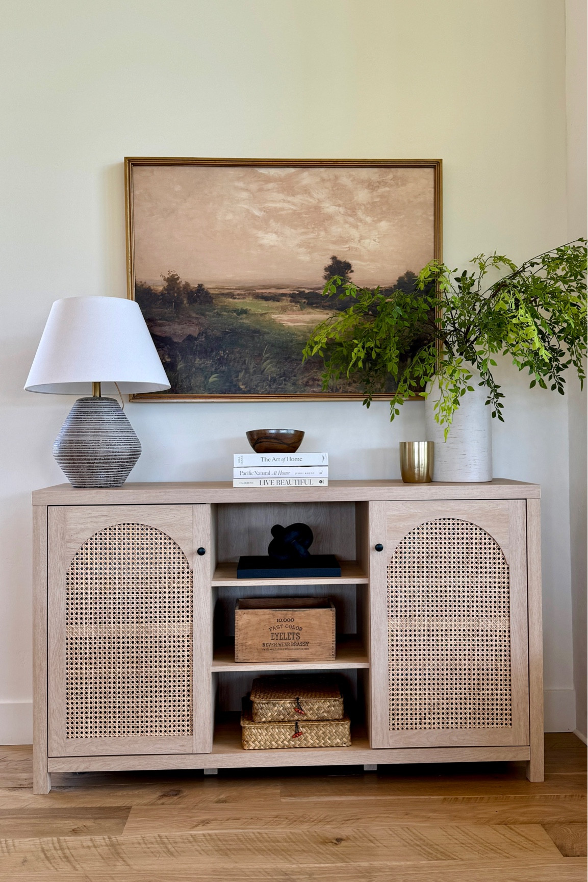 Living room design
Console table
Greenery stems and vase
Storage baskets
Antique box
Lamp
Console table styling