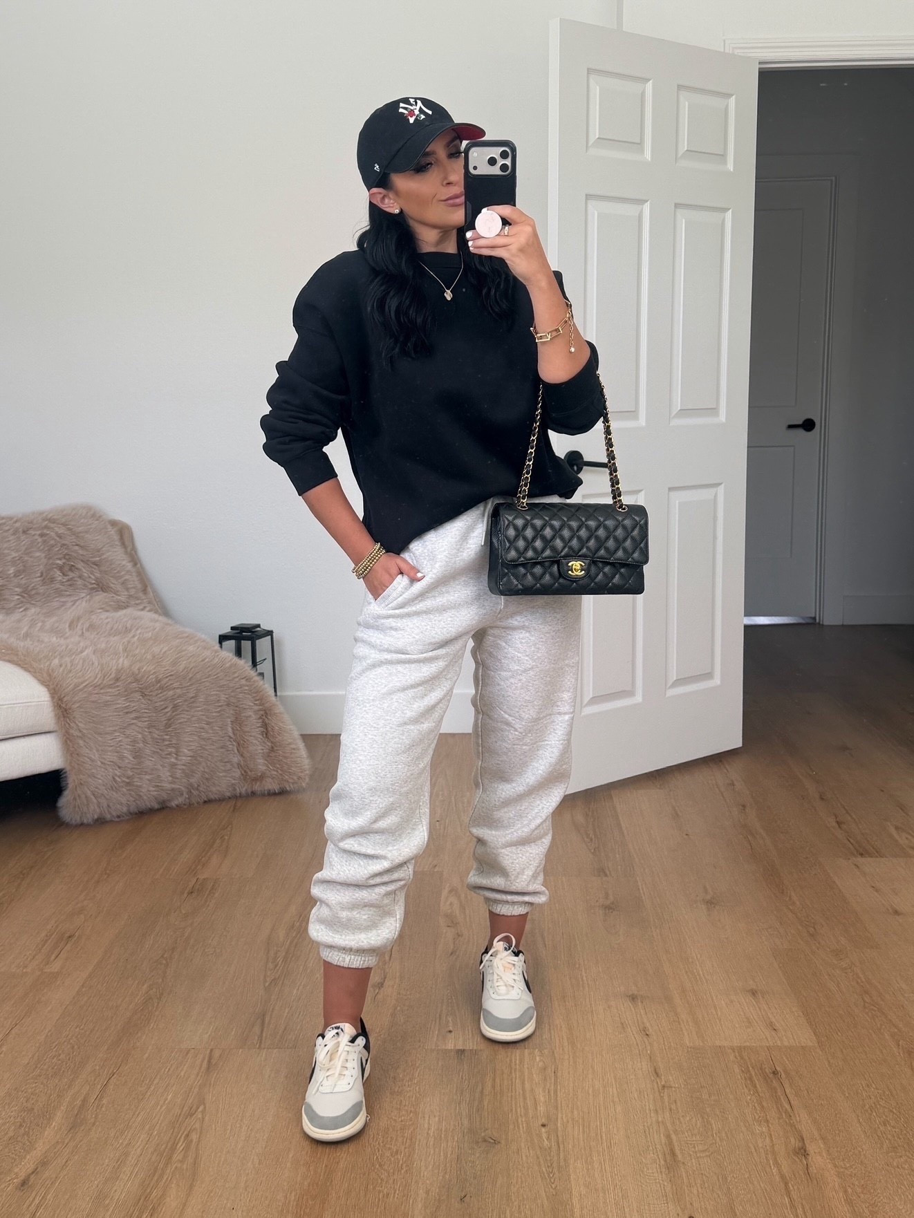 Quince Everyday Fleece Crew wearing size small only $39. Quince Everyday Fleece Joggers wearing size small only $39