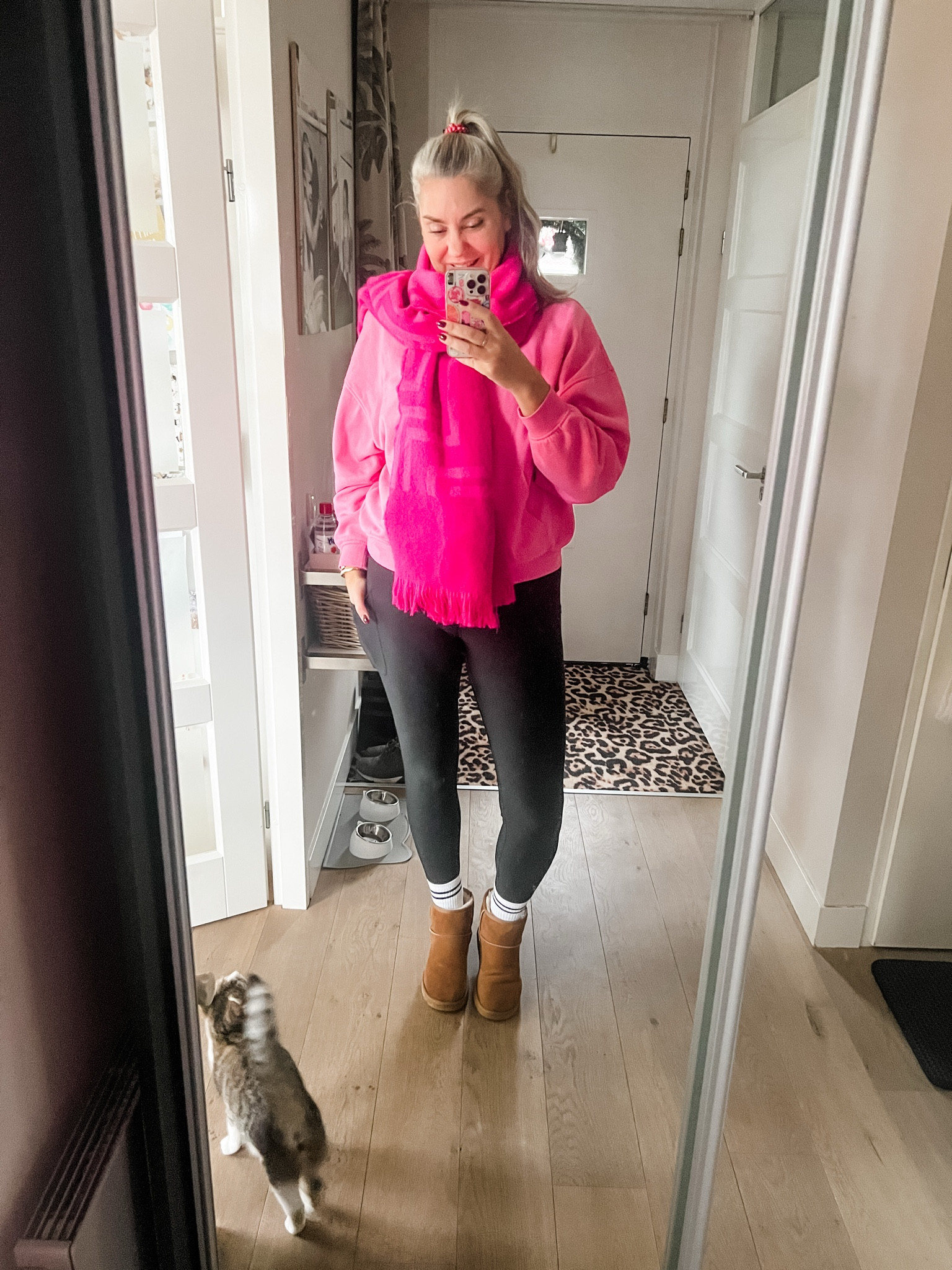 Ootd - Tuesday. Off to the gym in black leggings (Maya Freya), crew socks, classic short Uggs, pink hoodie and pink scarf. 



#LTKeurope #LTKfitness #LTKnederlands