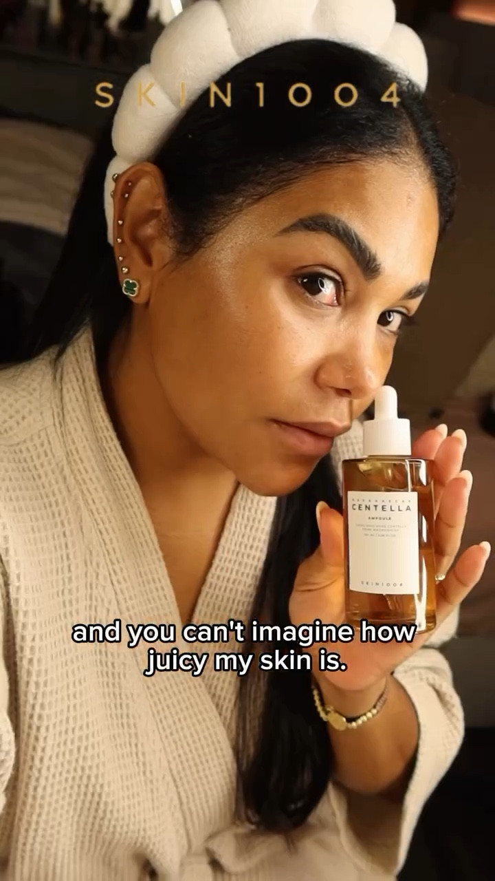 SKIN1004  @skin1004official es una marca coreana conocida por usar Centella Asiatica pura de Madagascar, un ingrediente famoso por calmar, regenerar y fortalecer la piel. 
Ideal para pieles sensibles, irritadas o que buscan hidratación ligera y un glow saludable.

🧴 Está es mi rutina SKIN1004! Se puede tanto de día como noche 😍

	1.	Light Cleansing Oil
Aceite limpiador ligero que elimina maquillaje e impurezas sin dejar sensación grasosa.

2.	Ampoule Foam ( doble limpieza)
Espuma suave con Centella que limpia profundamente sin resecar.

3.	Toning Toner
Tónico acuoso que hidrata, calma y equilibra el pH para que la piel absorba mejor los siguientes pasos.

4.	Centella Ampoule
Suero estrella con Centella al 100% que reduce rojez, mejora textura y deja la piel más luminosa.

5.	Soothing Cream
Crema ligera pero nutritiva que sella la hidratación y mantiene la piel calmada durante todo el día.

Esta es tu señal para empezar con el skincare Coreano 💆‍♀️

Comenta Quiero y te envío los link directos 🛒
#skin1004 #skincare #skincoreano #skincareroutine #skincarenatural #skincaretips #skincaretreatment #skin1004madagascar
