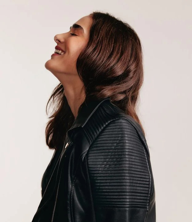Jaqueta Biker em Material Sintético com Ribana no Ombro Preto | Renner (BR)