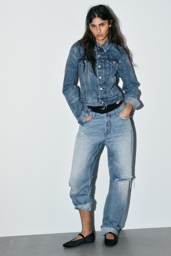 Flat ballet shoes. Velvet effect. Square vamp. Metal buckle closure at instep. Round toe.Sole hei... | Zara US