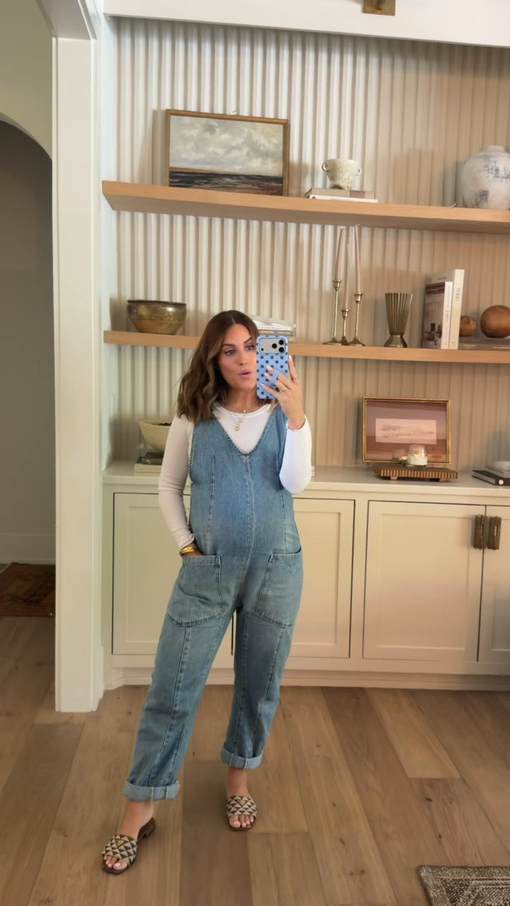 Today’s ootd- Easy outfit idea if you want to recreate the look! Wearing an xs in these free people overalls, but unfortunately they’re sold out on their website- linked them from somewhere else, they just have limited sizes remaining also. Otherwise, Amazon also has a similar pair, if you want to see how those compare! White tee is also old, so linked similar.

#LTKootd #LTKBump #LTKPetite