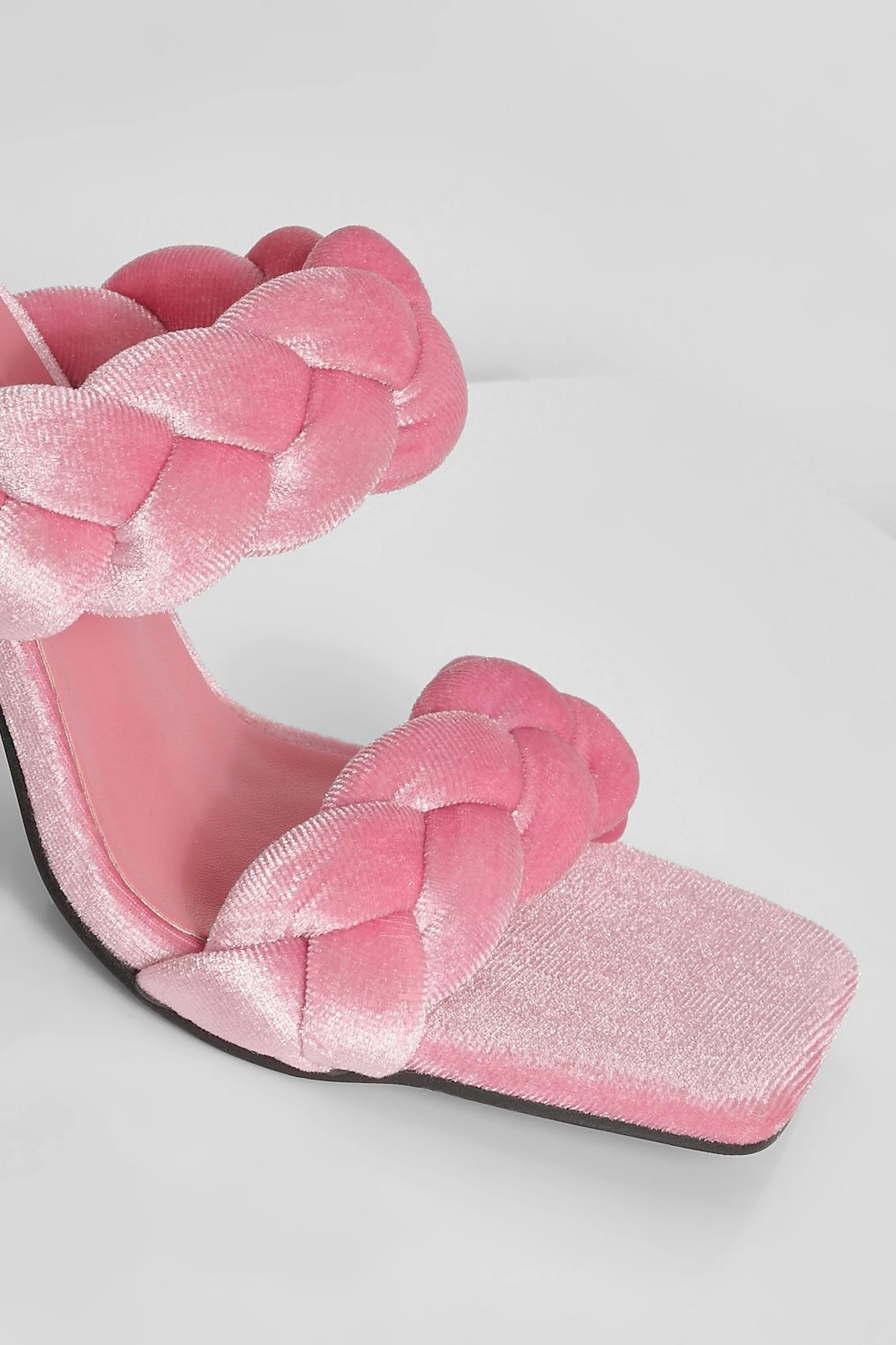 Geflochtene Riemchensandalen aus Samt | Boohoo.com (DE)