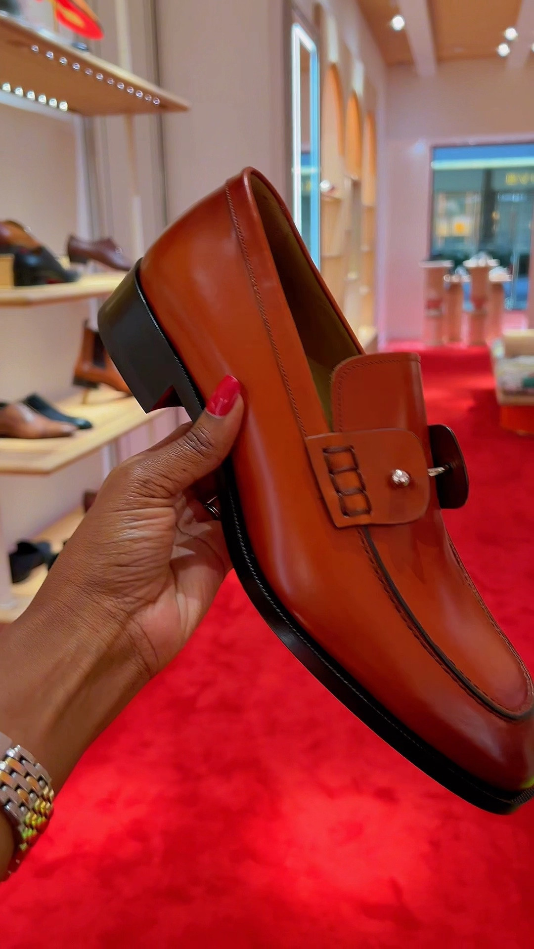 #ShoeSale…The designer sale is happening now and you don’t want to miss it!

#LTKOver40 #LTKvlog #LTKSaleAlert