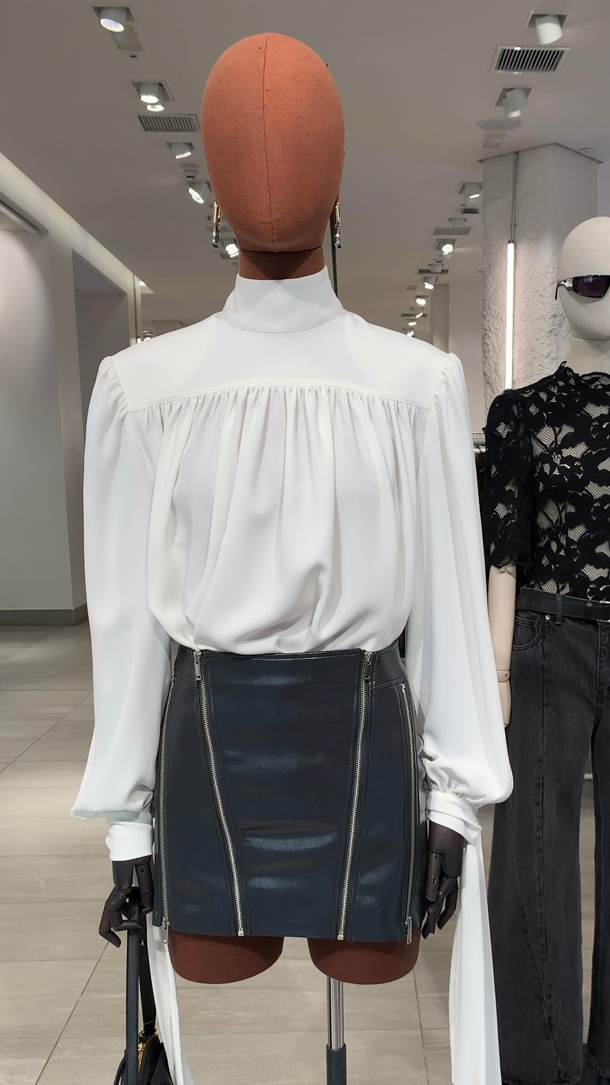 Girls' Night Out Look 🖤

Tags: nigh neck turtleneck satin blouse, coated mini skirt, faux leather skirt, office look, H&M new in, date night, dinner drinks outfit ideas, Parisian style chic, women's party festival.

#LTKFashionMonth #LTKdatenight #LTKstyletip