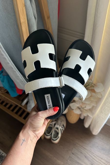 I’ve been wearing these sandals so much I had to grab them in another color!! 

White sandals 
Shoe crush 
Sandals 
Summer shoes 
Summer outfits 

#LTKFindsUnder100 #LTKStyleTip #LTKShoeCrush