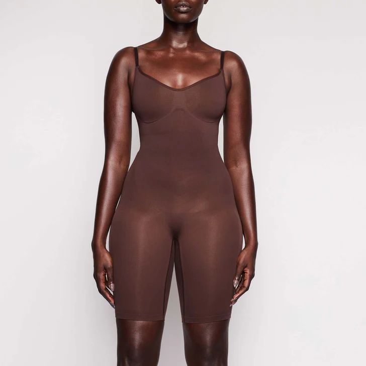 SCULPTING BODYSUIT MID THIGH W. OPEN GUSSET | SKIMS (US)