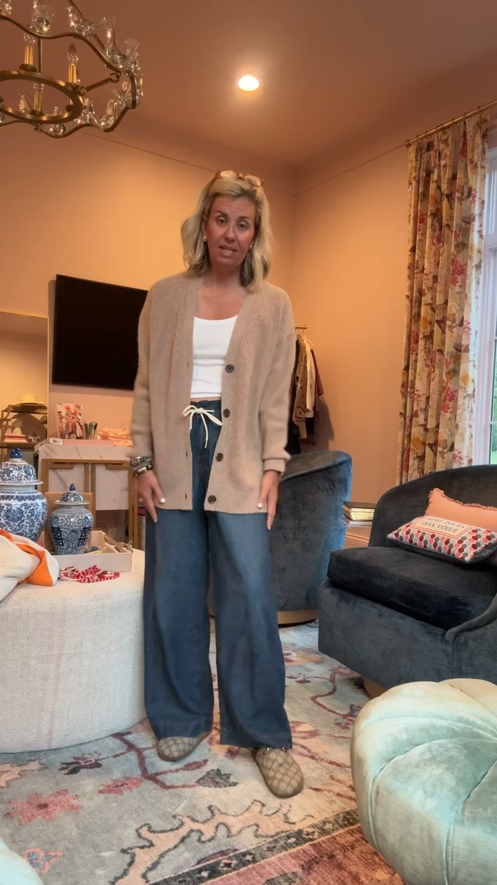 OOTD… perfect throw on and go look!
Tank -  xs
Cardigan - xs 
Jeans - xs
Clogs - 8 tts 
*Mersea - code Catherine15
*Allie + Bess - code Catherine20