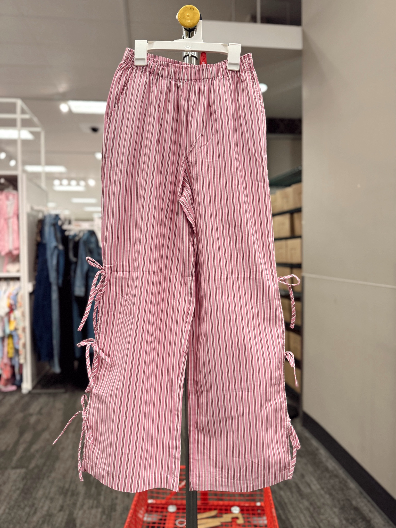 Obsessed with these pink striped pants! And don’t get me started on the bows up the sides! 😍 
@Target @TargetStyle #Target #TargetPartner #TargetStyle #AD 
#targetambassadorapparel
@shop.Itk, #liketkit and liketk.it/xx