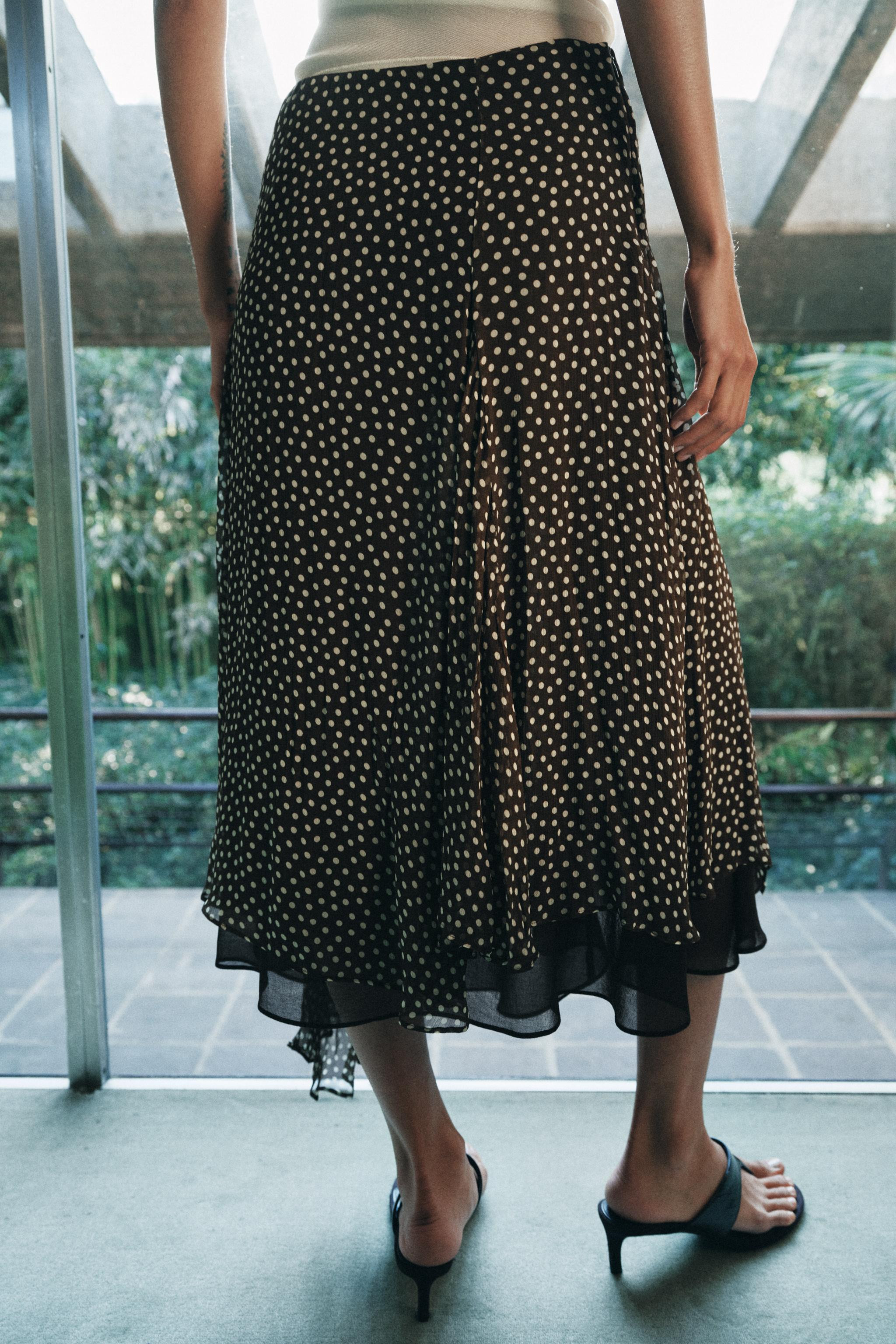 ZARA WOMAN COLLECTIONMid-rise midi skirt with a main fabric made from viscose yarn. Features a co... | Zara US