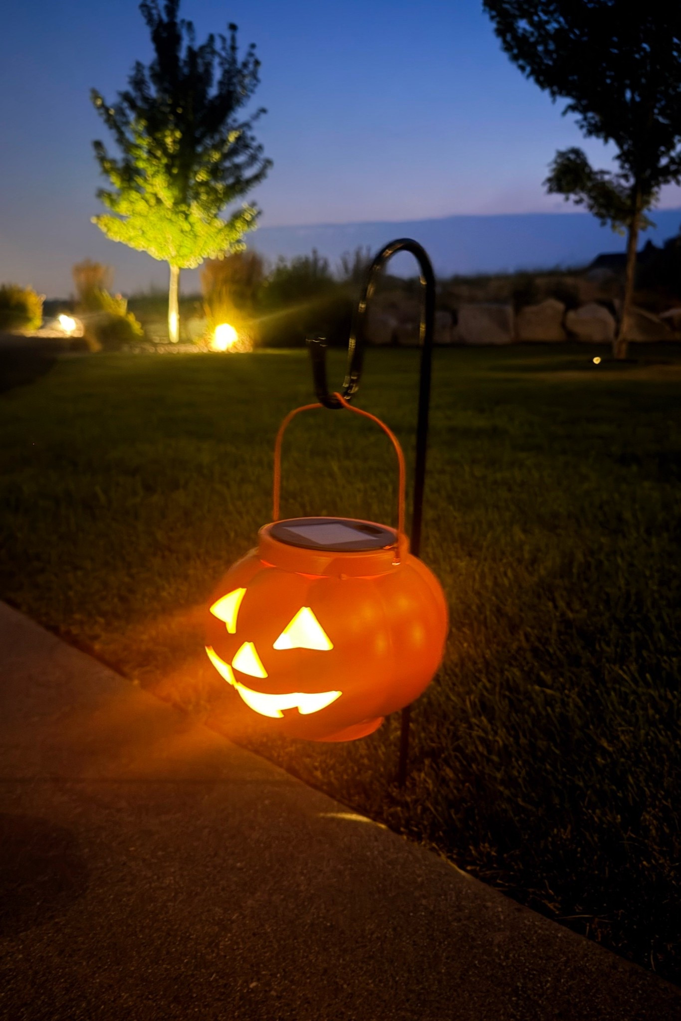 Okay how fun are these solar powered jack o lanterns?? Great for walkways and Halloween porch's!

#LTKdayinmylife #LTKSeasonal #LTKHome
