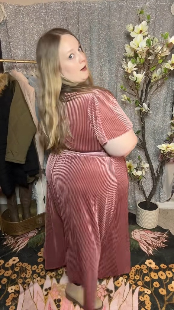 The fit & flow of this one… obsessed 💕 The velvet drape is so flattering, the waist actually defines without clinging, and it moves beautifully on a curvy body. This is one of those dresses you instantly feel good in.
plus size velvet dress, flattering fall dress, wedding guest dress, flowy plus size dress

#LTKPlusSize #LTKSeasonal #LTKootd