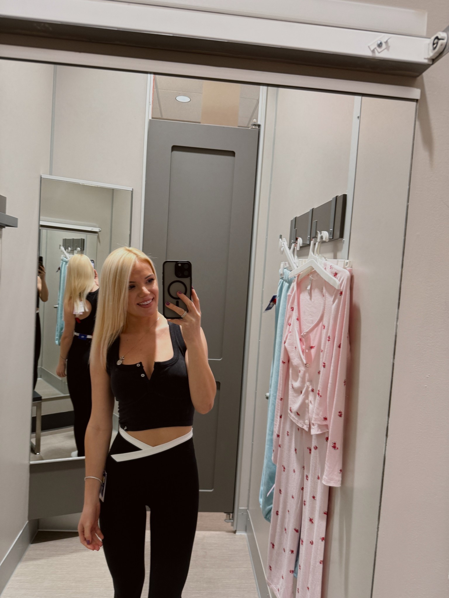 High rise cross over waistband leggings JoyLab with seamless Henley support tank top JoyLab

XXS: bottoms
XS: top