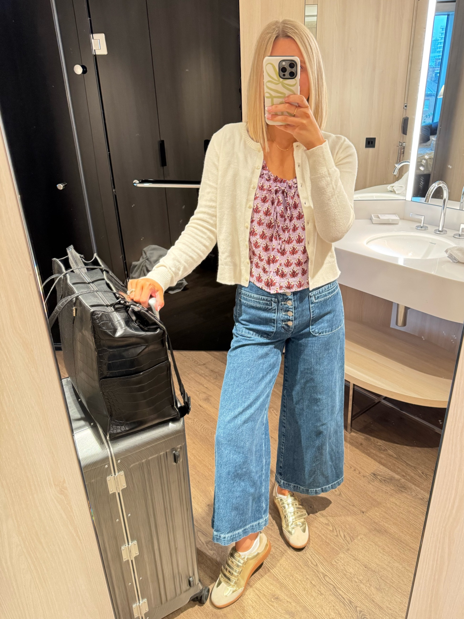 London fit day 2! My exact jeans are a few years old so I couldn’t find them but linked similar 

#LTKTravel #LTKFindsUnder100 #LTKFindsUnder50