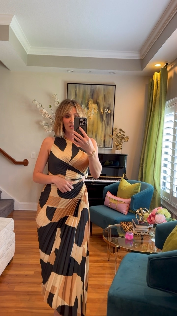 This dress is so flattering (and comfortable!). It completely disgusted that I was bloated 👏🏻👏🏻

#LTKootd #LTKgrwm #LTKOver40