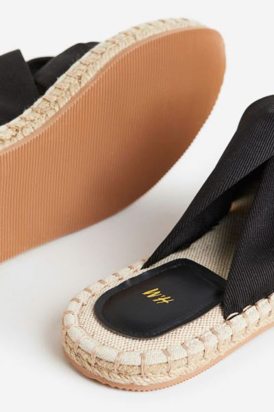 Espadrille-slippers met geknoopt detail | H&M (DE, AT, CH, NL, FI)