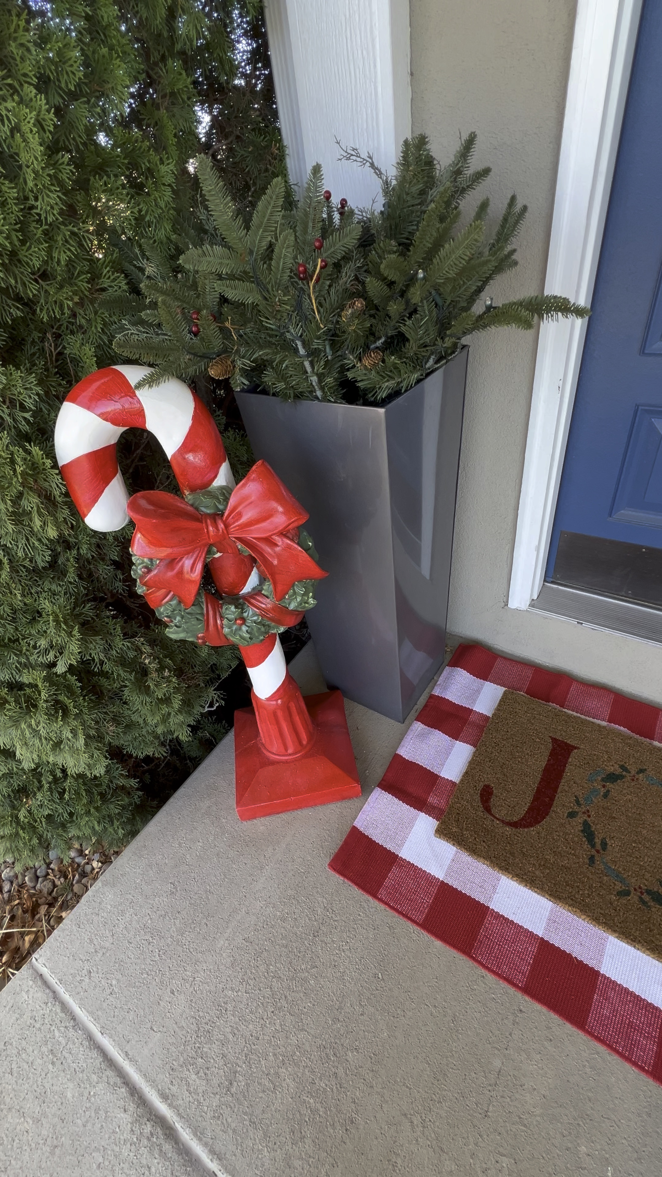Holiday front porch decor!

Holiday decor, Christmas decor, holiday doormat, candy cane, front porch decor, holiday decorations 

#LTKHoliday #LTKWatchNow #LTKSaleAlert