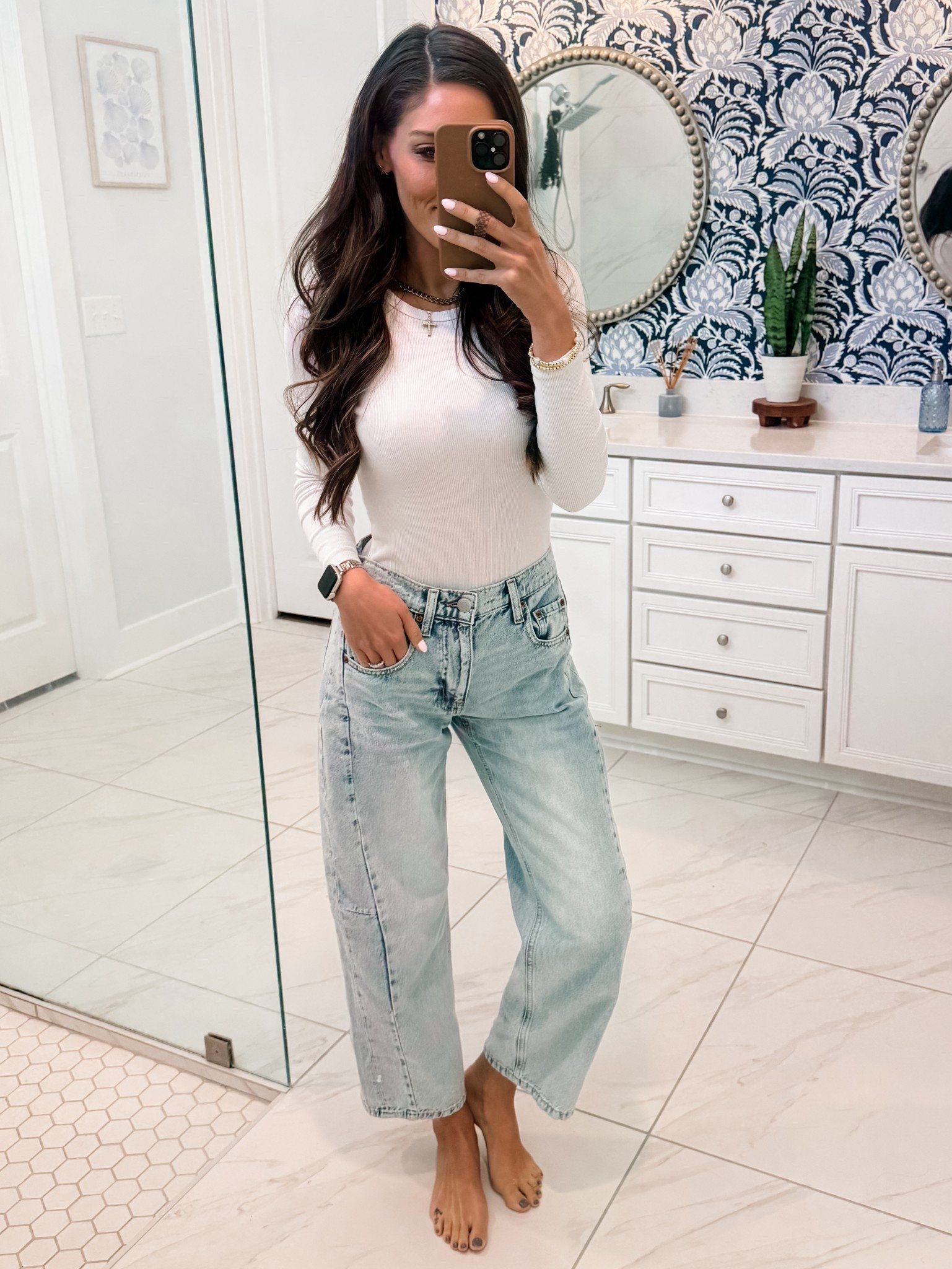 Top: XS
Bottom: 00 Light Wash Barrel Jean


#LTKootd #LTKFindsUnder50 #LTKMidsize