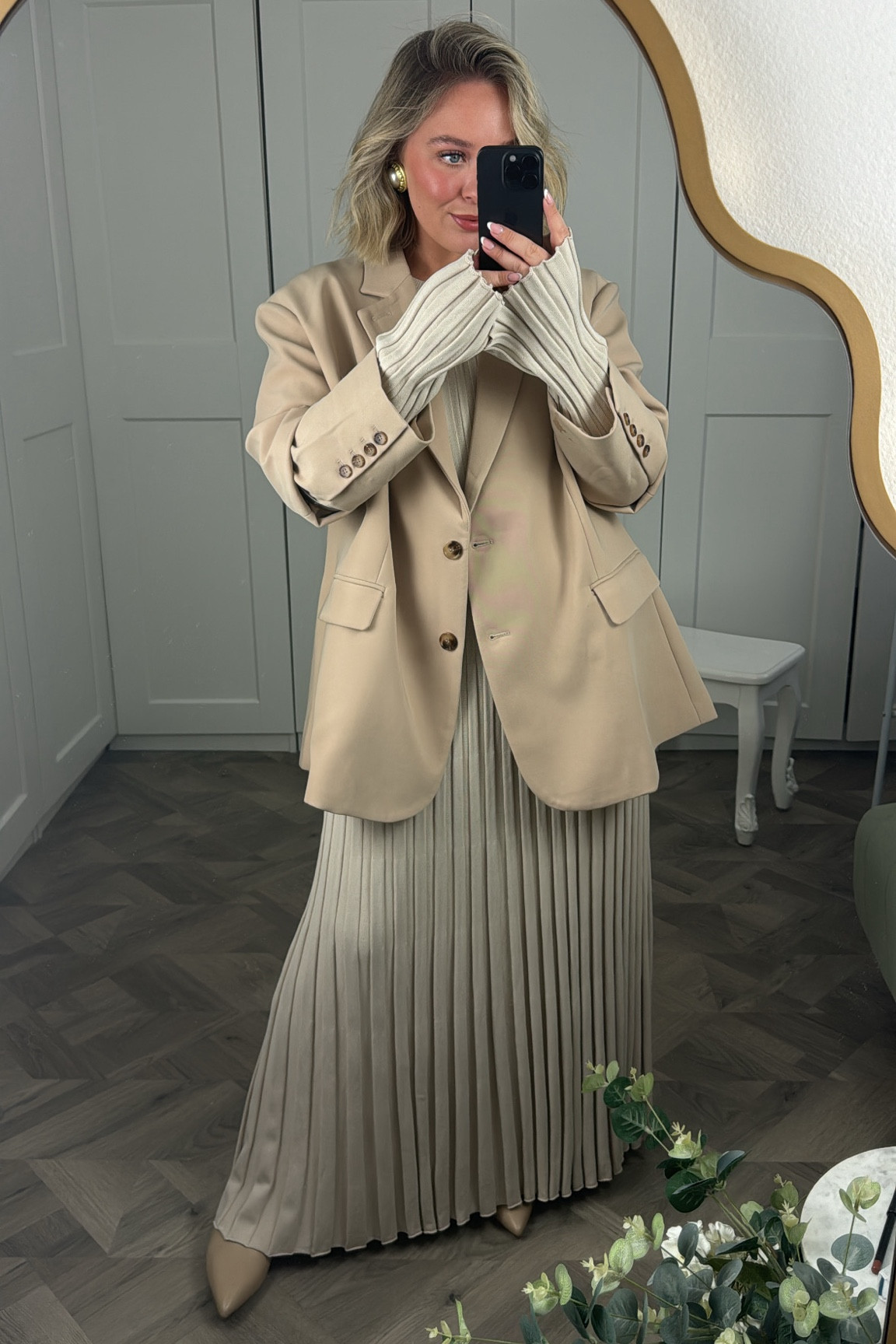 so happy to have my favourite dress in another colour 🕺🏼

Blazer is Re Ona, earrings are my mums vintage 

#LTKmidsize #LTKworkwear #LTKstyletip