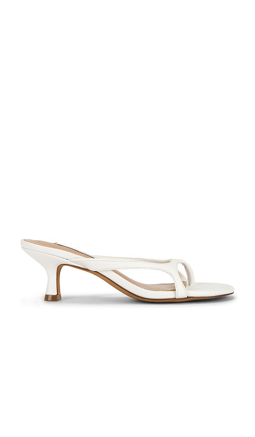 Steve Madden Brienna Sandal in White. Taglia 5.5. Also in 6, 6.5, 7, 7.5, 8, 8.5, 9.5, 10. | Revolve Clothing (Global)