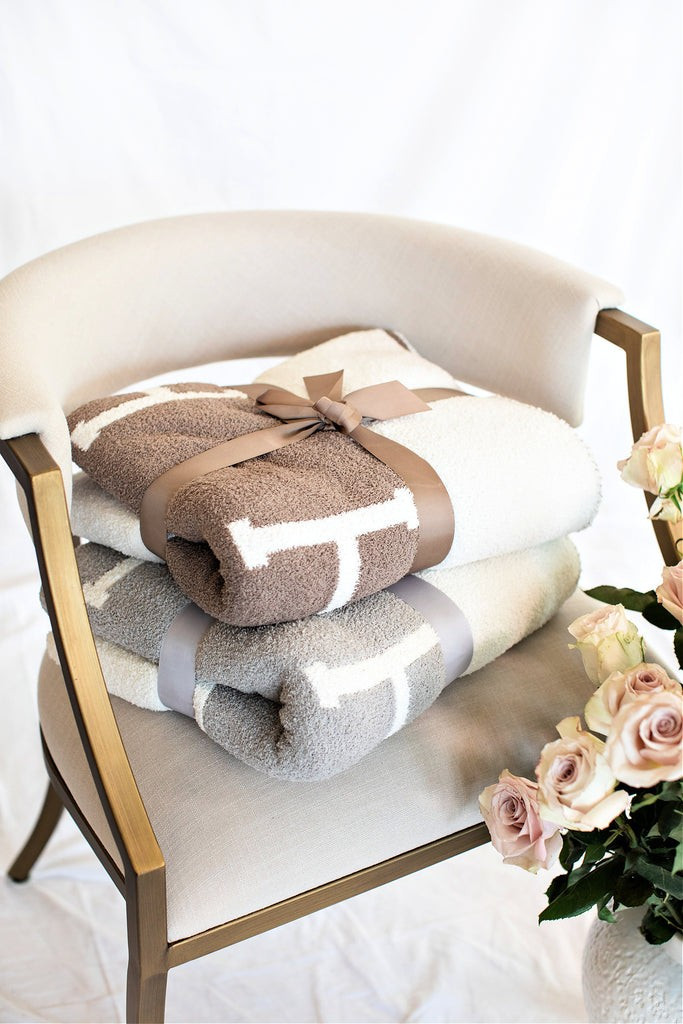 AS SEEN BY MICHELLE from VBB!! - Comfy Luxe Throw Blanket in 5 Colors | Glitzy Bella
