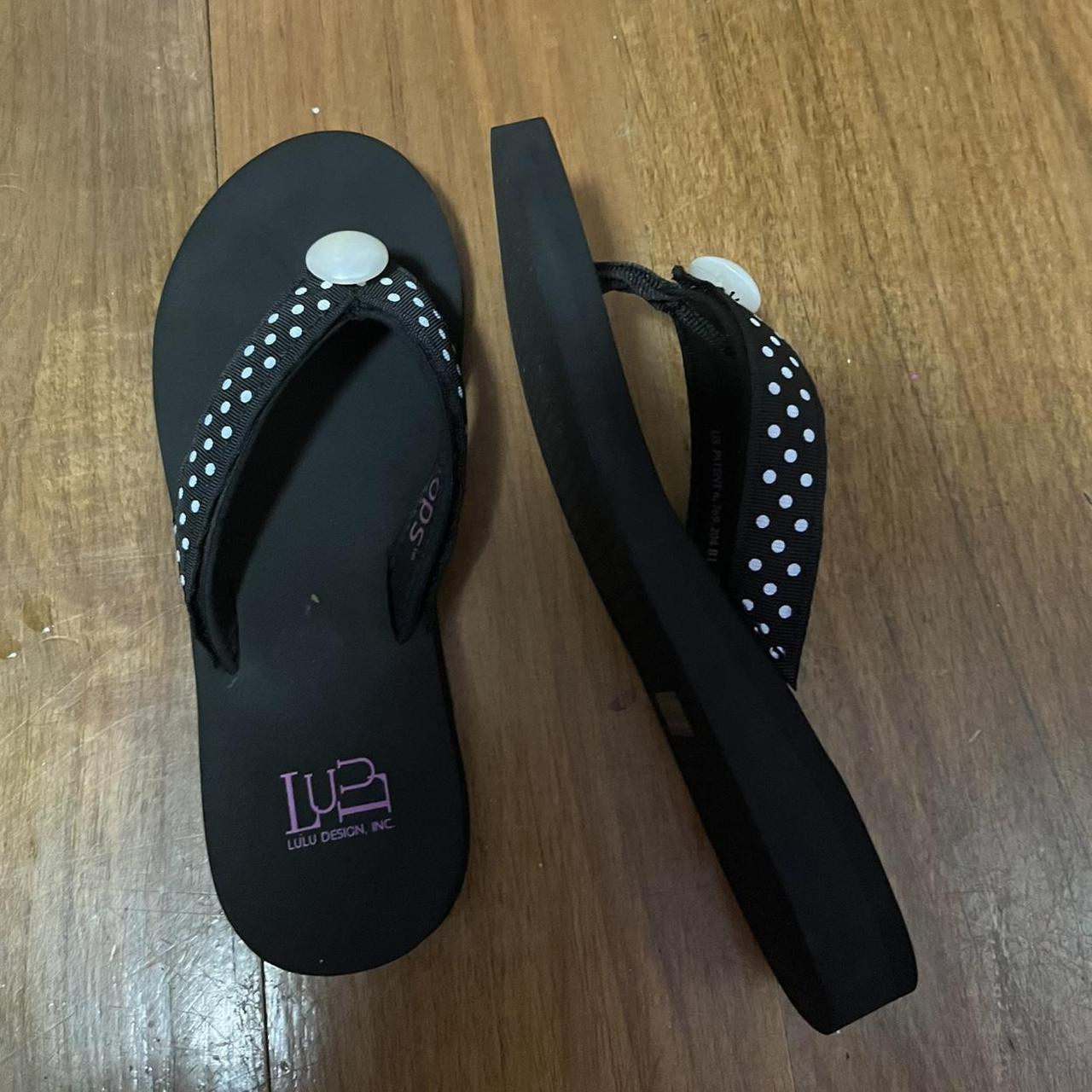 Lulu Women's Flip flops - Black - US 7 | Depop US