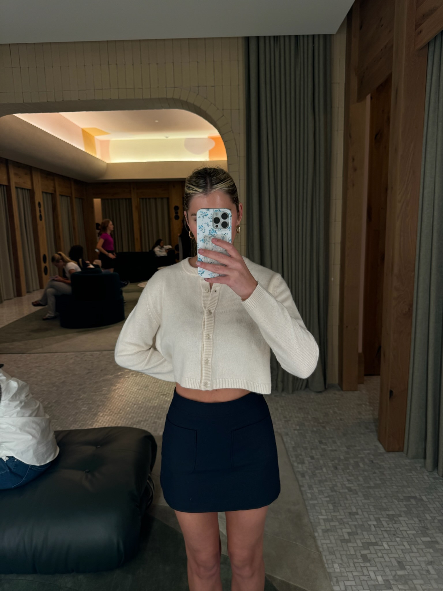 Aritzia Try On Haul!! This cardigan is so soft and i love the fit of this skirt!! 
wearing small top and 4 in skirt 

aritzia, try on haul, fall fashion, trendy fashion, aritzia too, aritzia jeans, aritzia fashion, chic style 

#LTKStyleTip