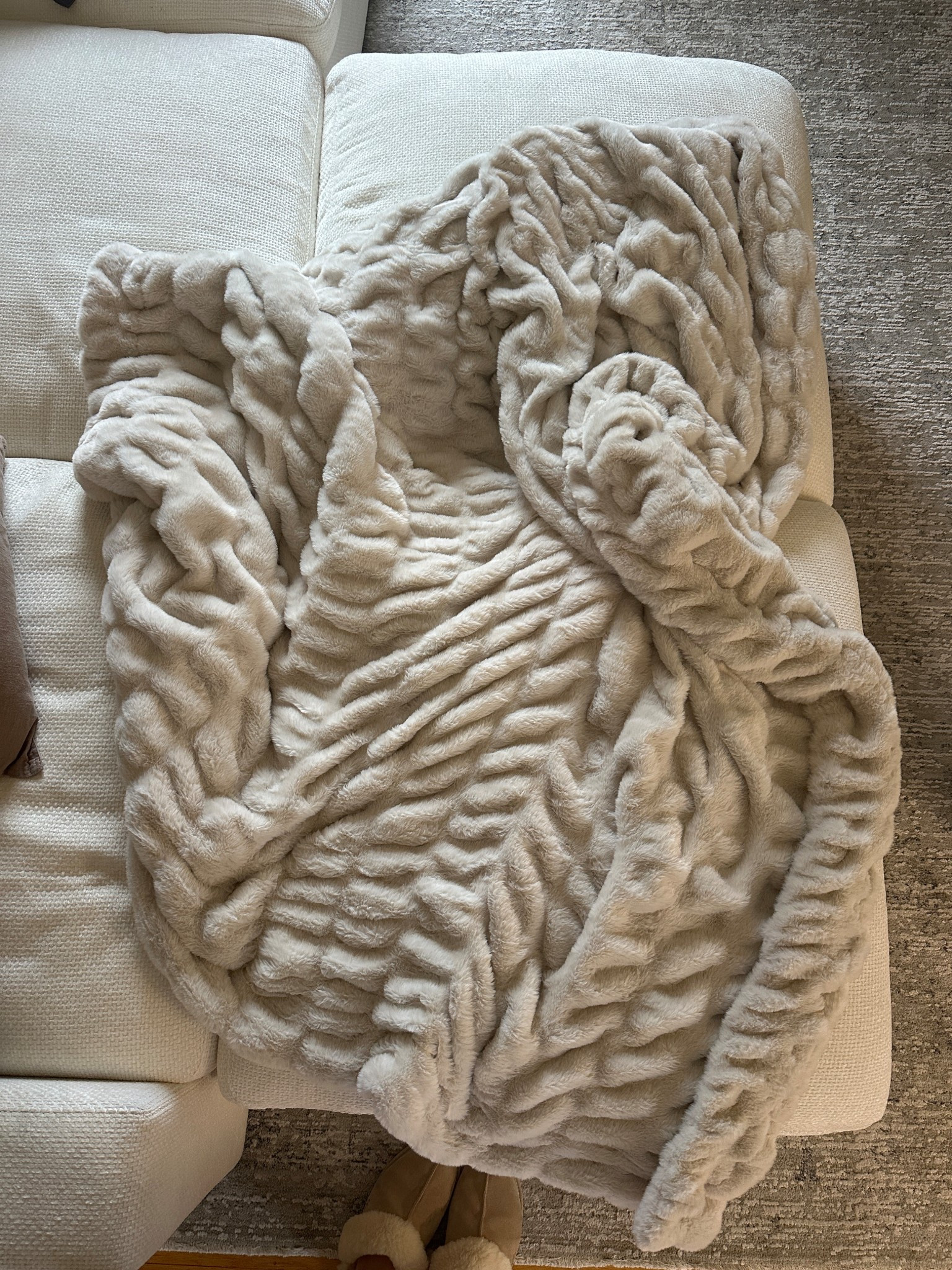 Comfiest blanket. Worth all the hype 🤌🏼

I have the large in antique ivory! 




#LTKhome #LTKgiftguide #LTKfall