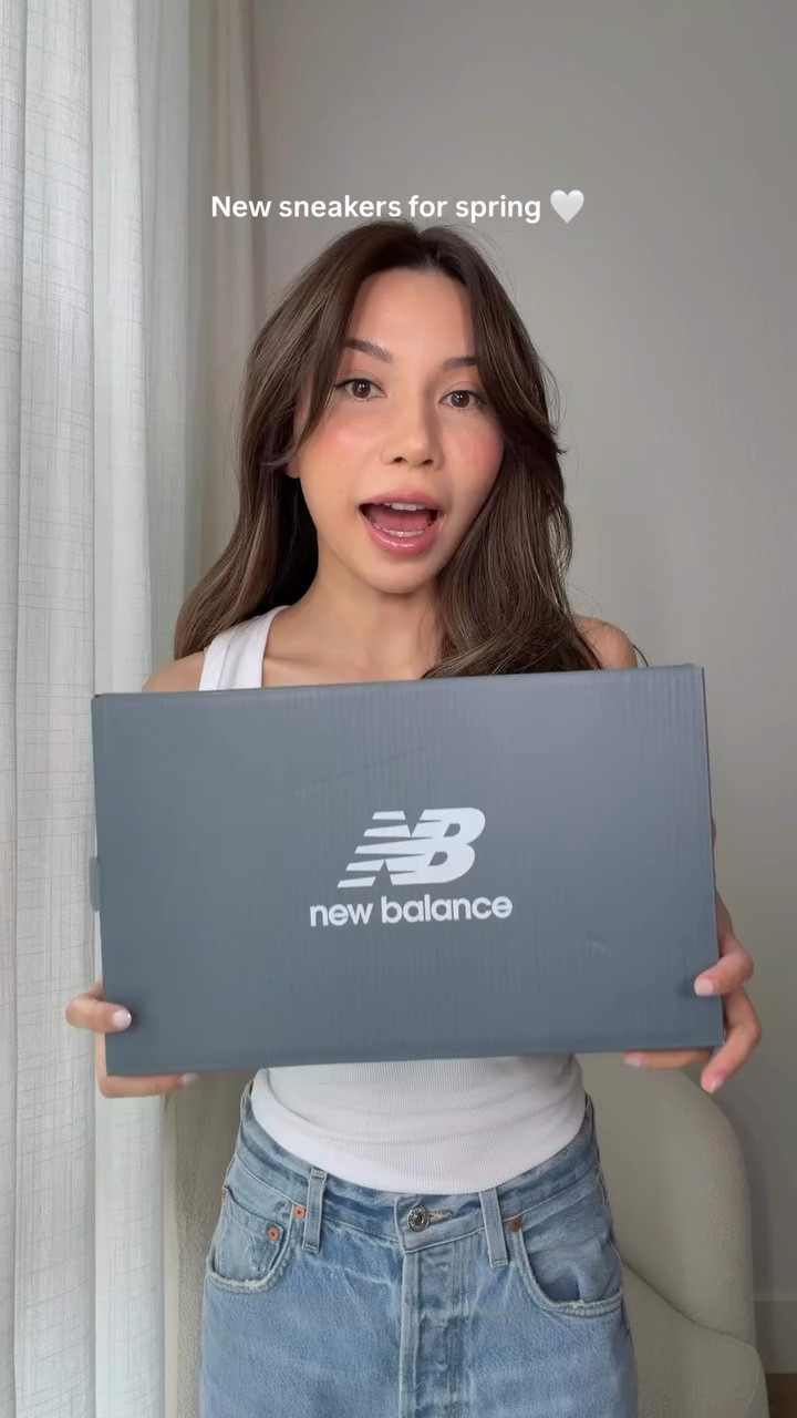 Cool girl sneakers for spring ? I loved the @newbalance 204L so much I got it in mushroom too 🤎

#sneakersaddict #itgirl #springshoes #styletips #fashiontrends new balance 204L, sneaker trends, it girl sneakers for 2026, cool girl sneakers