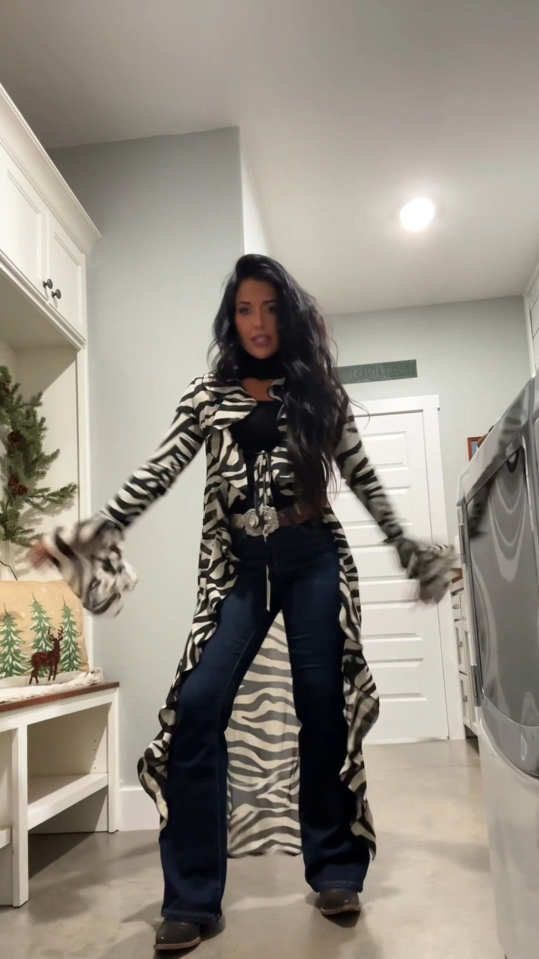 Duster is from Fashion Nova “Wild Seduction Zebra Chiffon Maxi Top - Black/combo” 🫶🏼
#western #westernfit #westernfashion #winterfit #winteroutfit 
