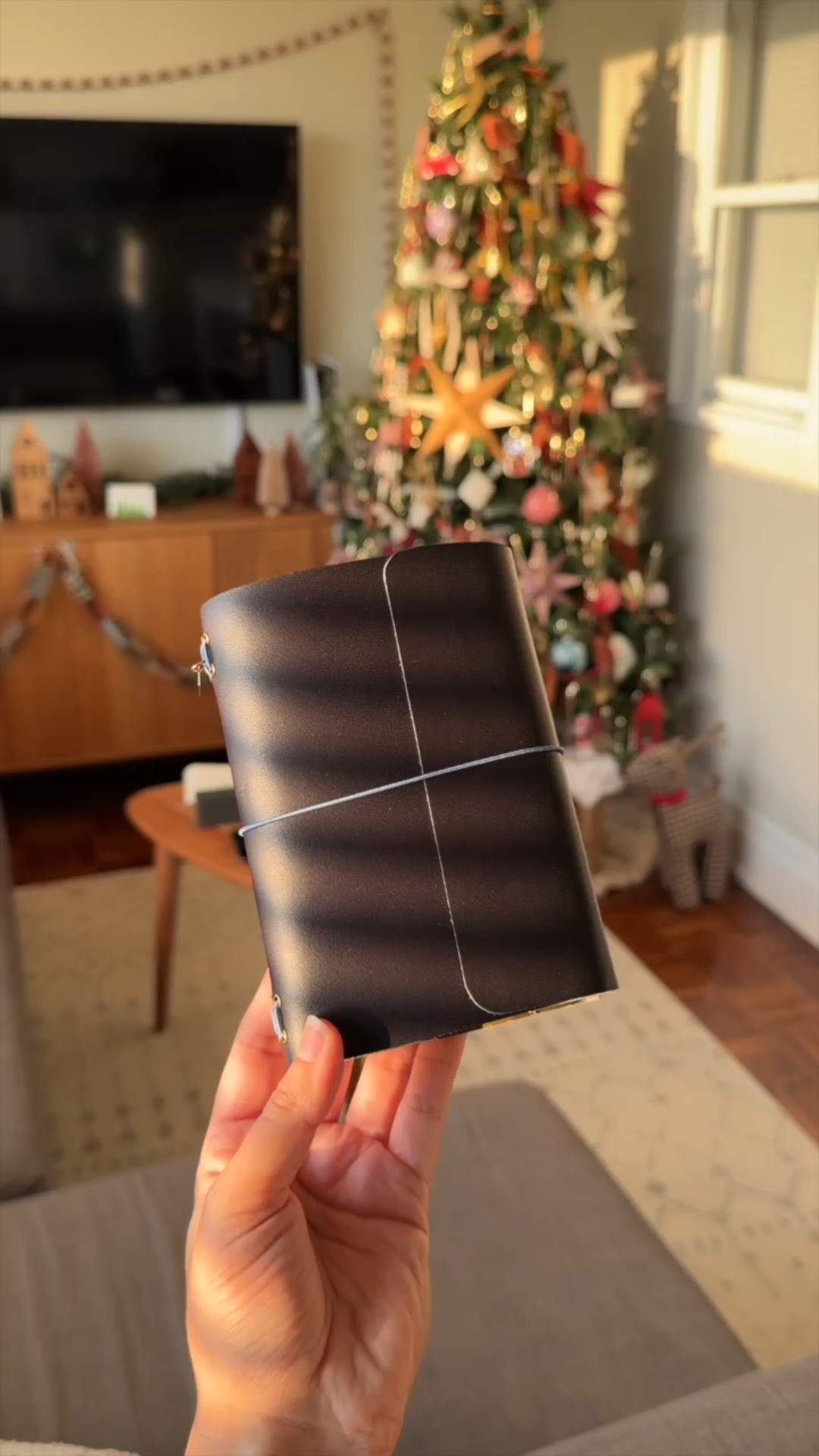 DIY LEATHER JOURNAL 

I’ve always wanted a trifold leather journal but after seeing so many tutorials online I realized I wanted to try making it myself! 

Plot twist — it’s actually easier than I imagined and SIGNIFICANTLY cheaper to diy this than to purchase one….especially because I bought my leather in bulk so I can make these as gifts! I can do a full price breakdown in another video if you’re interested 👀

I have zero leather-crafting experience, so it’s far from perfect like the ones you’d buy BUT I think it still looks amazing!! I’m so glad I invested time into figuring out how to do this because my world feels opened up to other leather projects now 🙌