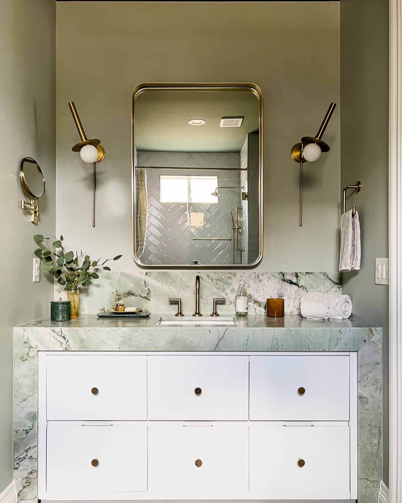 You would like a vanity area like this!? Guest suite vanity area with fabulous Brazilian Sapphire Green Quartzite as a star of the show. 
.
.
.
.
.
#lasvegasinteriordesigner #dressyourspace #makeityours #designedforyou #interiordesign #interiordesigner #renovate #homerenovation #bathroomremodel #fabulous #timless #greenquarzite #sapphire #kellywearstlerlighting #circalighting #picoftheday #greenlove