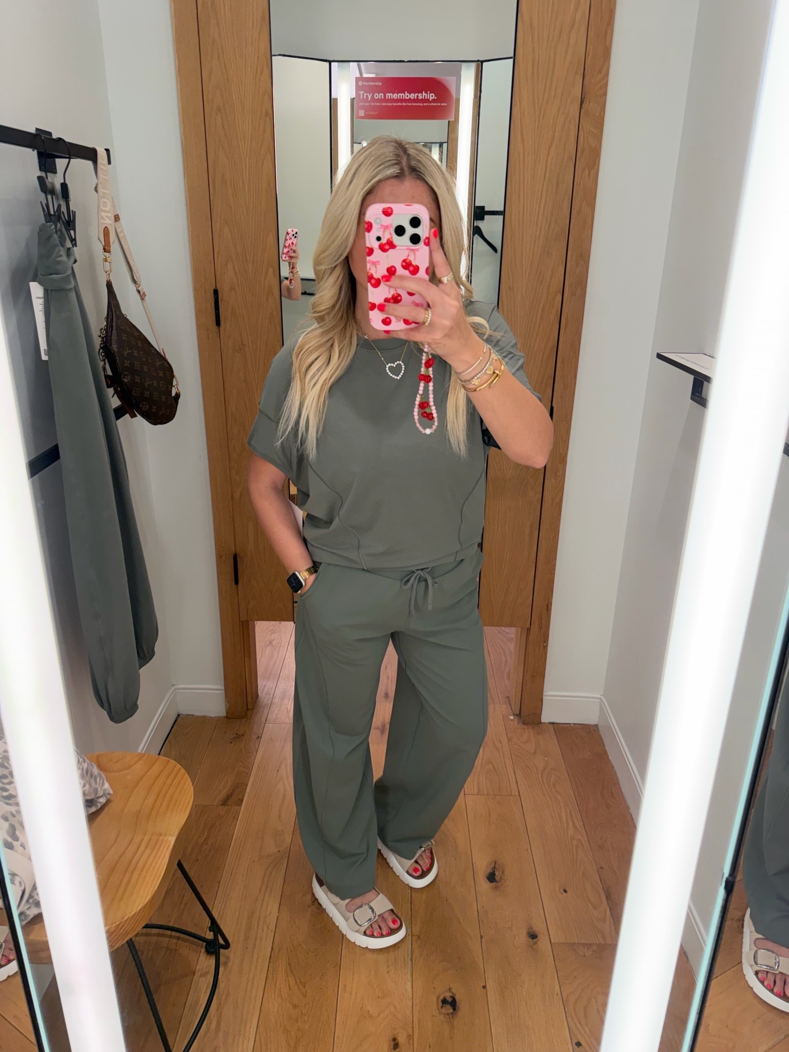 New lululemon finds ✨
Xs top
Size 2 pants
Sandals tts
