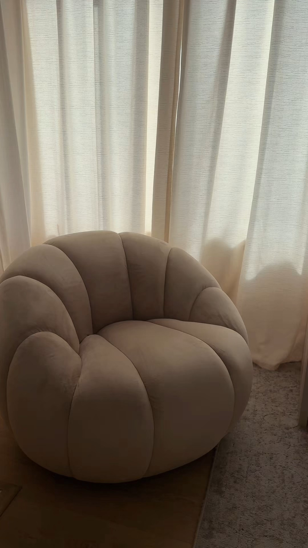 @eternitymodernhome carries some of my favorite home decor pieces that you can find around our home. Most recent piece added to our bedroom is their Modern Pumpkin Lounge Swivel Chair.🤎 Went with the color Champagne in velvet material, and it’s even more beautiful in person.🙌🏼



#blondieinthecity #ad #homedecor #interior #homeinspo #eternitymodern #masterbedroom #bedroomideas 

#LTKHome