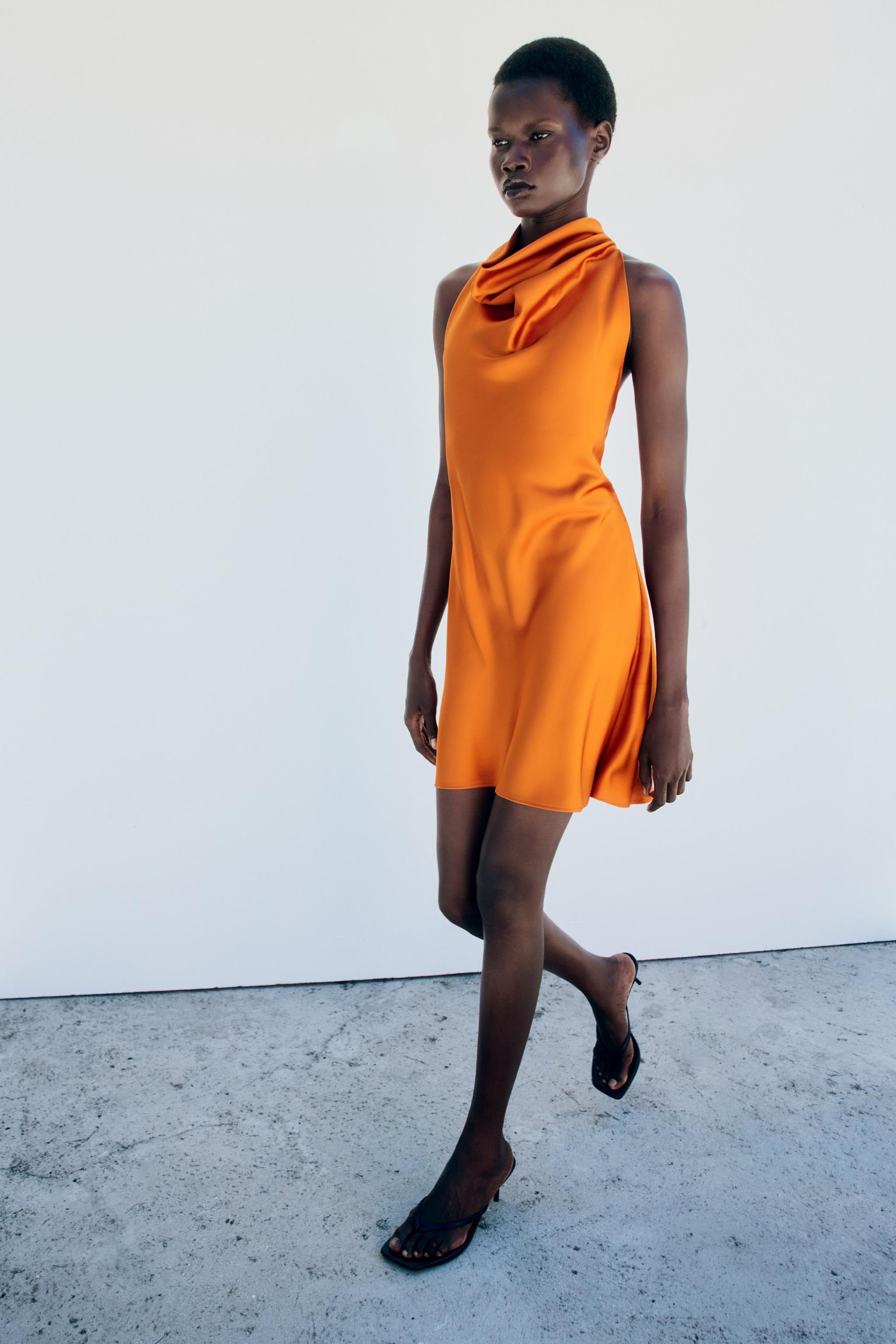 Short halter neck dress. Open back with spaghetti straps and gold-toned ring details. | Zara US