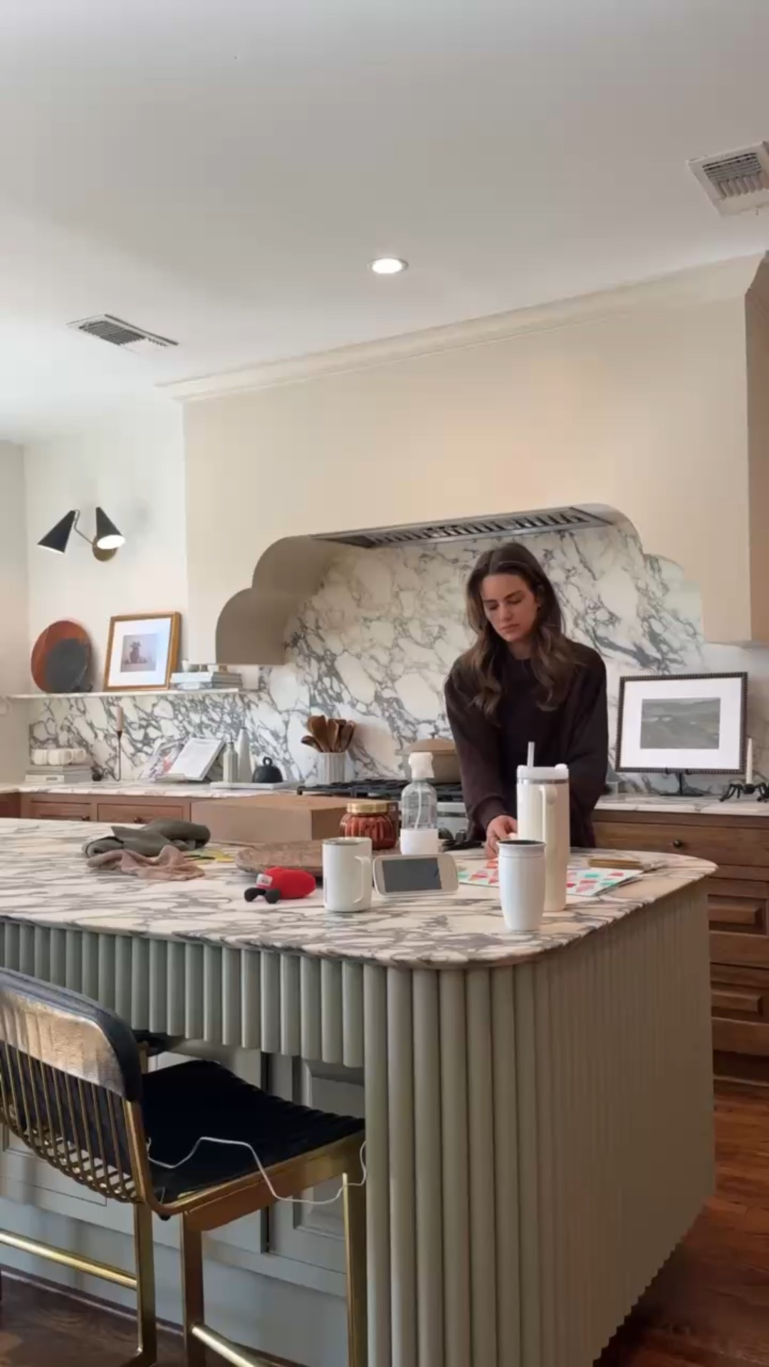 RESET ✨ before guest arrive 
Go to my 'HOME LINKS' collection for more furniture & home decor



#LTKStyleTip #LTKFamily #LTKHome