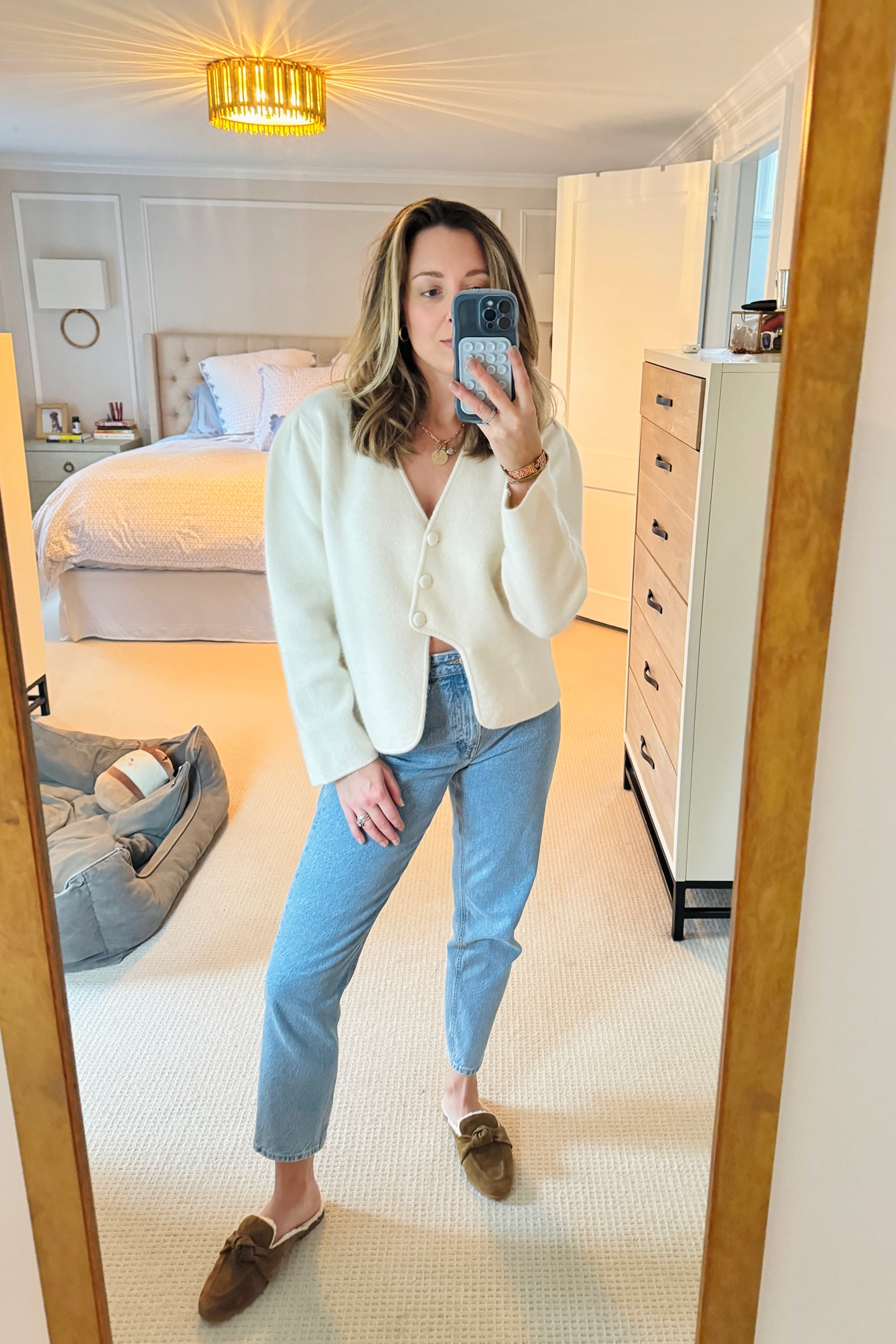 Obsessed with this new cardi-blazer, which is the perfect mix of structure and cozy, sweet and sexy 

Sweater is Vita Grace
Jeans are H&M
Shearling mules are Steve Madden

#LTKSeasonal #LTKfindsunder100 #LTKshoecrush