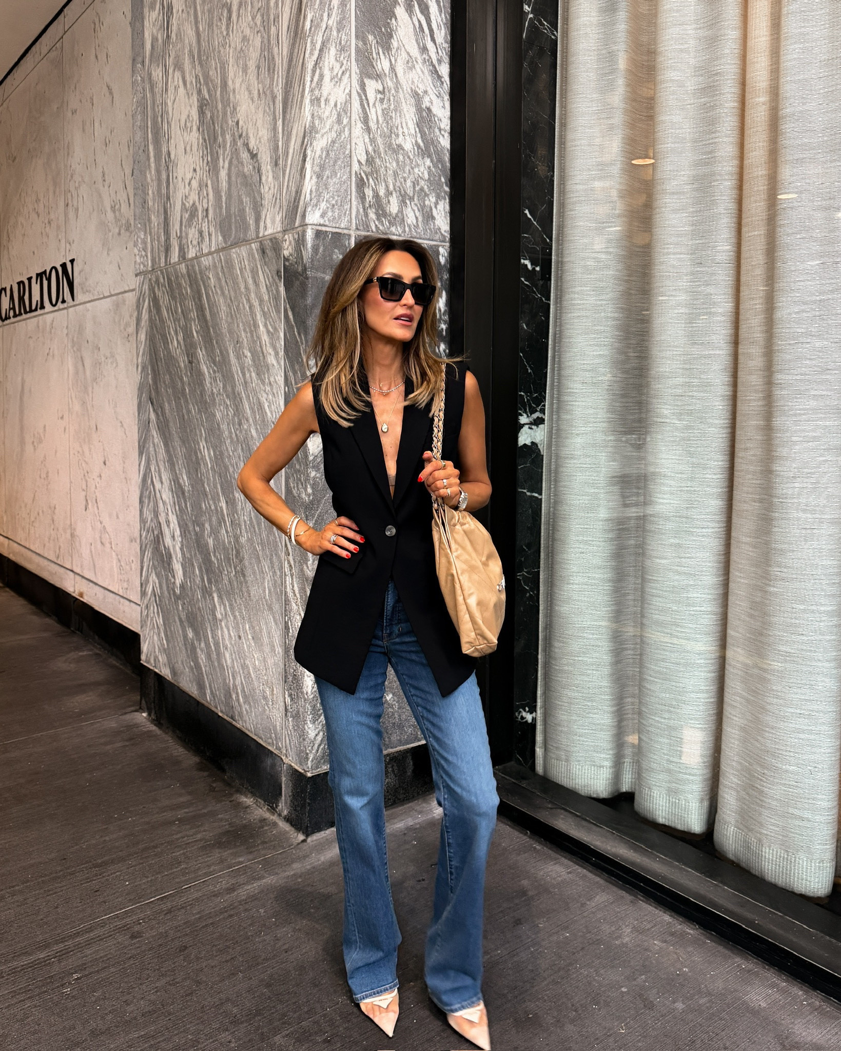 Dinner in Chicago wearing one of my favorite Nordstrom Sale finds. 🤎
Jeans tts/25 top xs
Your favorite top and denim this month!