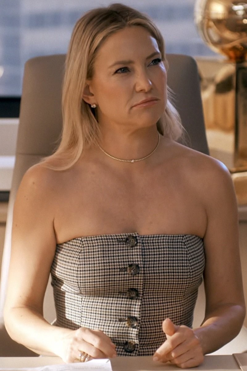 Kate Hudson as Isla Gordon wearing a  Houndstooth Strapless Button-Front Top.