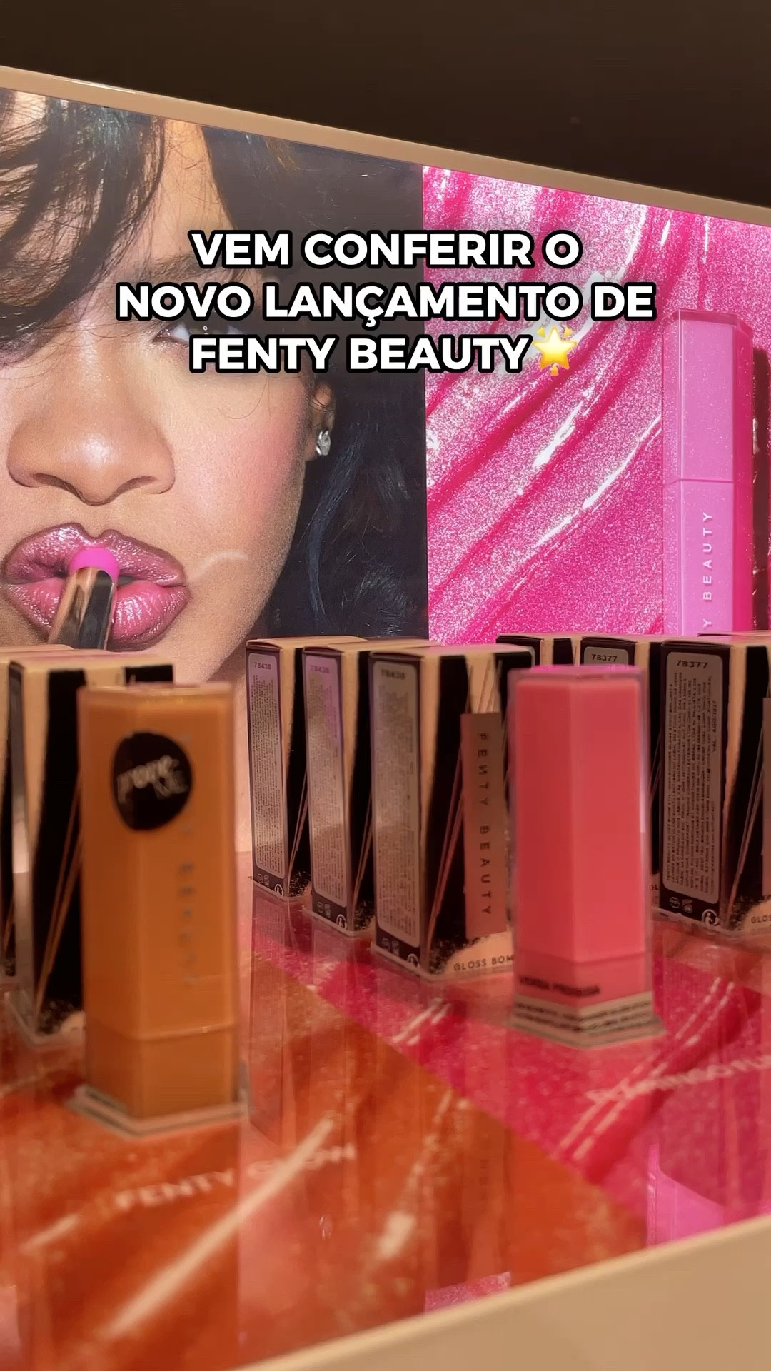 O Gloss Bomb Stix já é um gloss PER-FEI-TO, versátil, com uma fórmula super confortável e gostosa de se aplicar por ser tão hidratante e fácil de deslizar. E com a versão Shimmer, COM MUITO BRILHOOO, ficou ainda melhor✨✨ Fiz o swatche de todas as cores mas meus favoritos foram o Hot Chocolit, pq eu amo um gloss marrom e também AMEI o Ice Amethyst, super diferente e brilhoso. Você pode usar sozinho, assim como eu, que fica muito lindo ou até mesmo por cima de um batom! 

#LTKbrasil #LTKbeleza