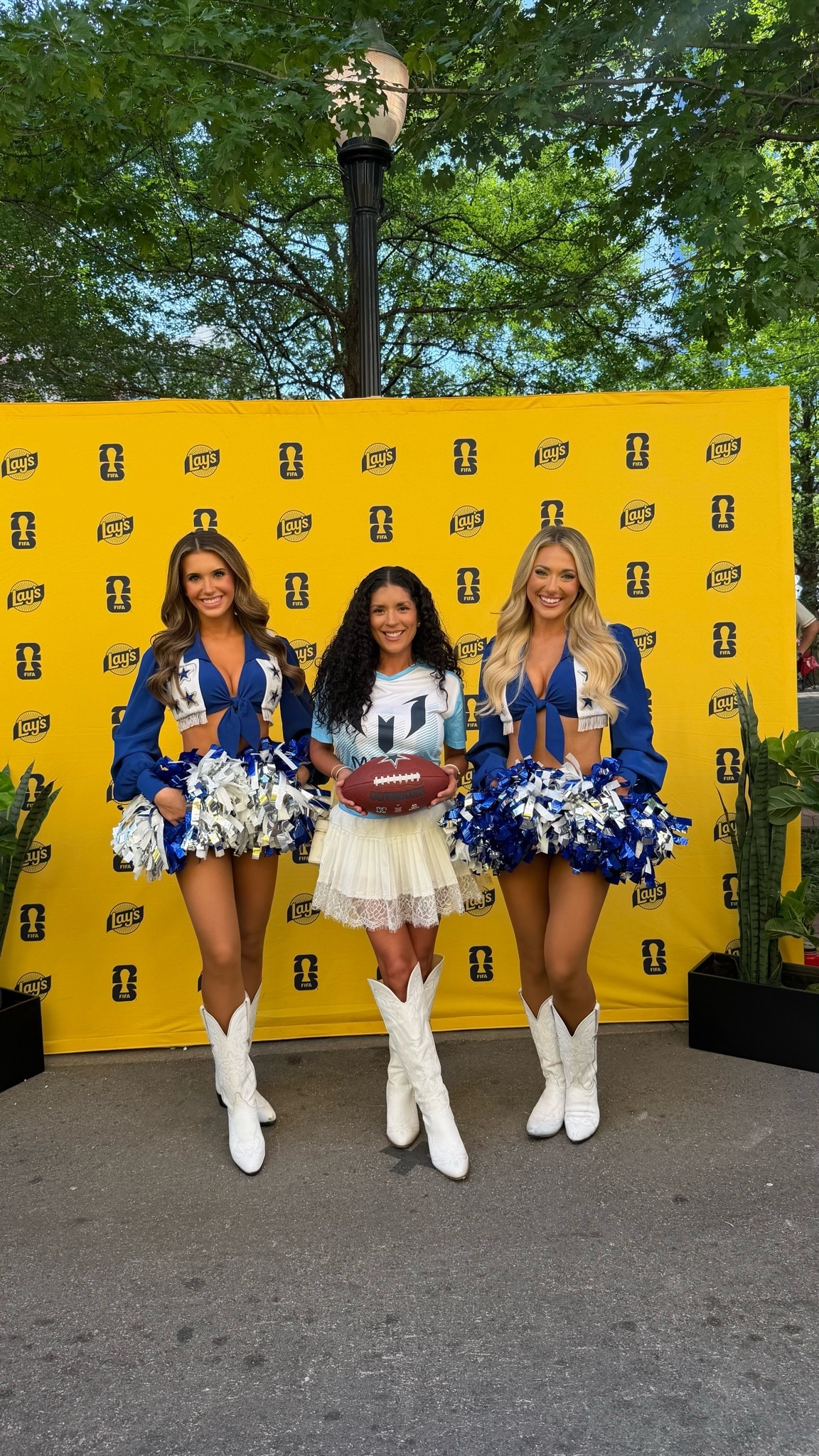 Such a fun experience getting to be part of the excitement! 💙🏈 Between the energy, the photo ops, and representing Argentina, this was definitely one for the memories.

#fifa #lays #eventday #soccerfan #footballculture #argentina #gamedaystyle #cowboyboots #summerstyle #eventlook #lifestylecreator #weekendvibes #sportscommunity #memorablemoments #ootd

#LTKdayinmylife #LTKstorytime #LTKSeasonal