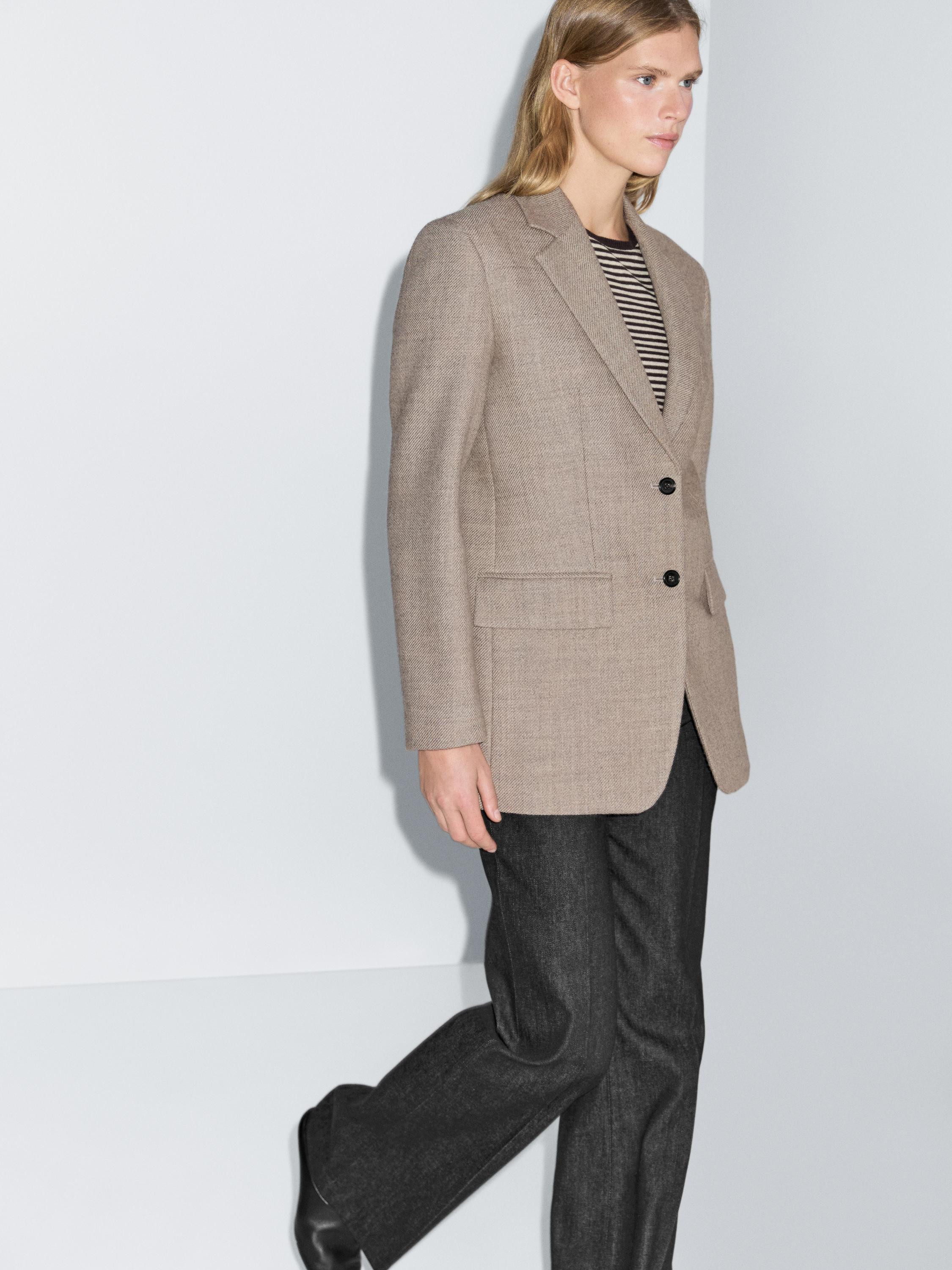Veste en 100 % laine.. Col à revers. Manches longues. Fermeture à deux boutons. Deux poches à... | Massimo Dutti FR