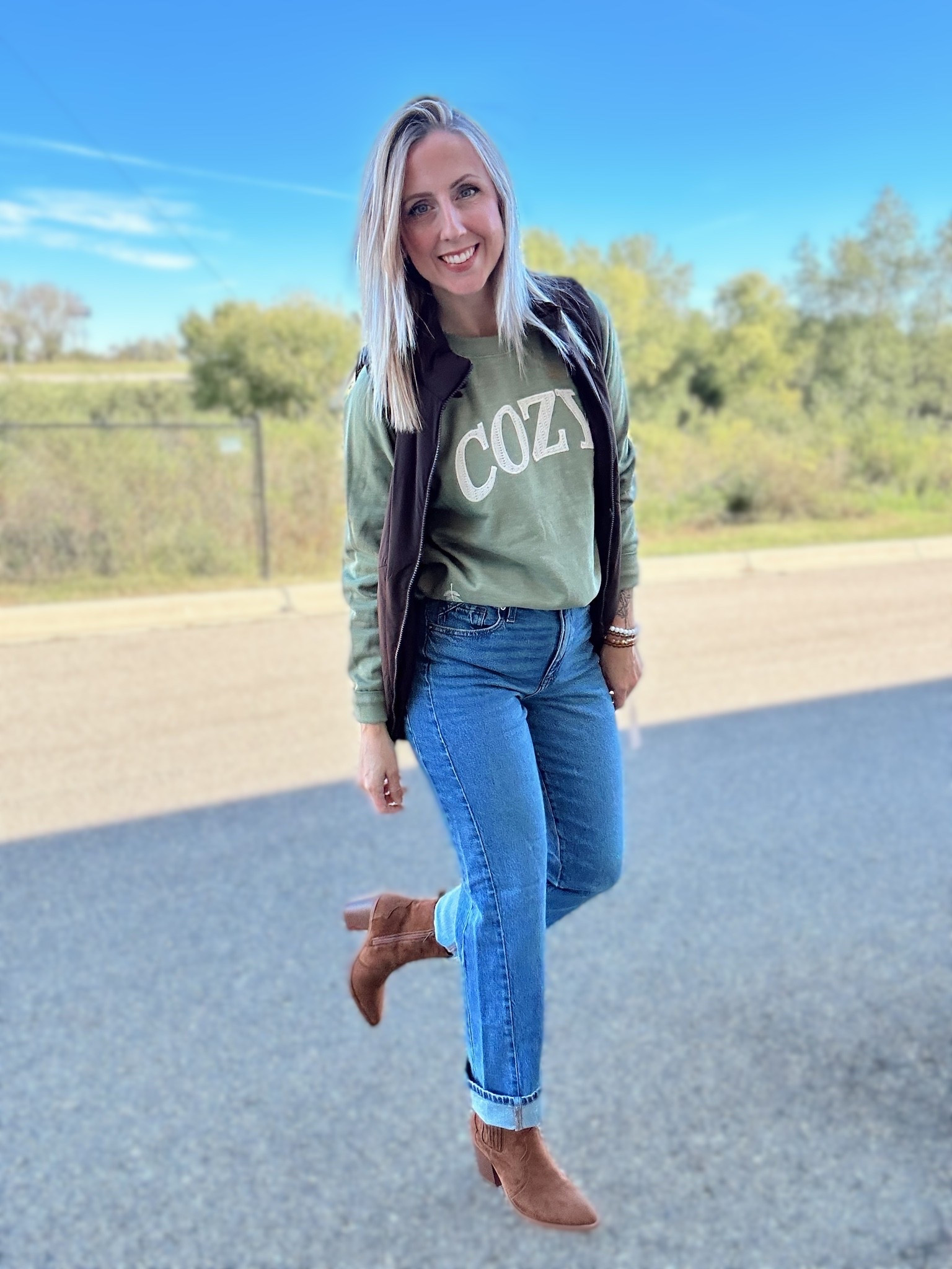 Wearing medium in sweatshirt, small in vest and 4 in jeans

#LTKootd #LTKSaleAlert #LTKMidsize
