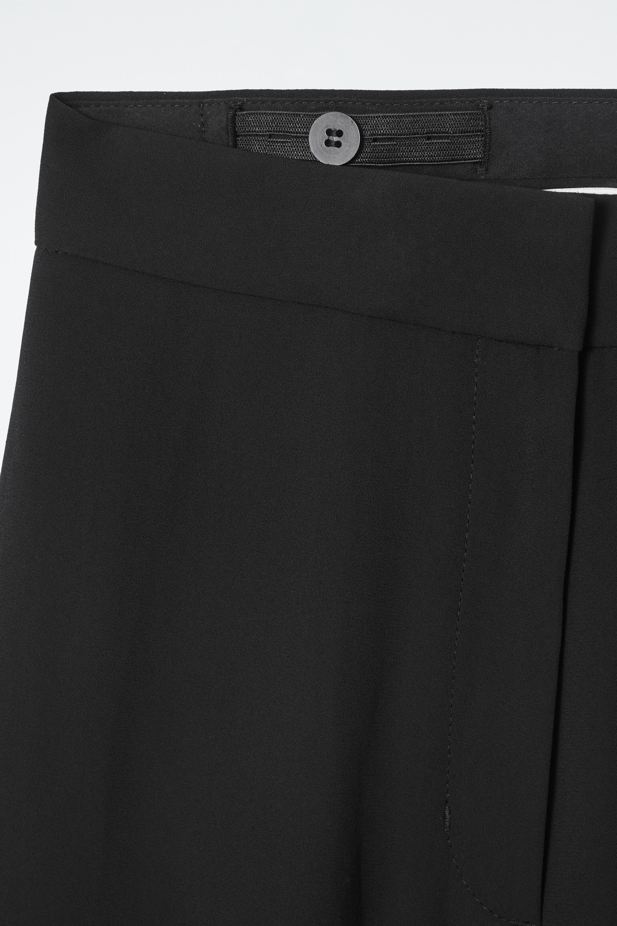 DURCHSCHEINENDE HOSE MIT WEITEM BEIN - SCHWARZ | COS (EU)