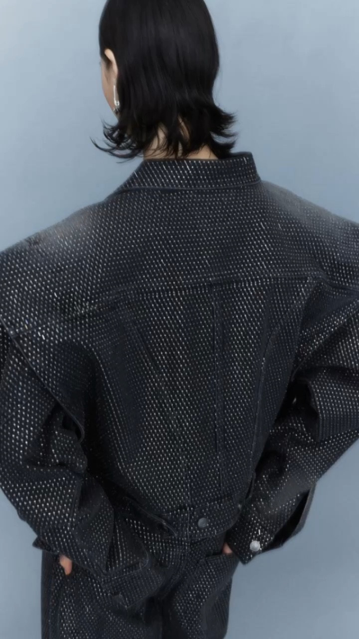 The #H&M AW 2023 studio collection is out and it’s loaded with chilling fall winter fashion trends, closet staples, embellished denim, black top coats, and hour glass silhouettes. 


#LTKSeasonal #LTKstyletip #LTKworkwear