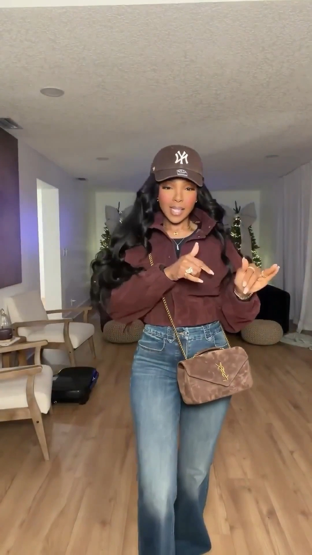 ✨ Valentine’s Day, Effortlessly Casual

This is one of those Valentine’s cost-per-wear wins you’ll keep reaching for long after February. Cozy layers, relaxed denim, and neutral accessories create an elevated everyday look that feels intentional without trying too hard. Easy to rewear, easy to restyle, and perfect for real life — this outfit just keeps earning its place in your closet as the cost per wear drops with every repeat.

Perfect for:
• Valentine’s Day errands
• Casual date nights
• Coffee runs
• Weekend plans
• Travel days
• Everyday off-duty style

📏 Sizing:
Top: Small
Jeans: 27 Long

Measurements:
5’4” · 138 lbs · 34D · 27” waist · 40” hips

Save this post for later.

Valentine’s casual outfit inspiration, everyday winter looks, neutral street style, relaxed denim outfits, easy elevated basics, cost-per-wear wardrobe staples.

Follow me on Instagram and YouTube @kirasfashionfinds

#LTKootd