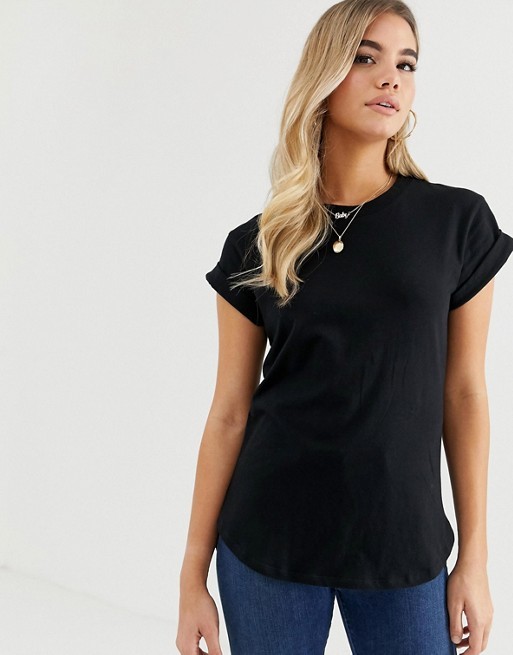 ASOS DESIGN – Schwarzes Boyfriend-T-Shirt mit Rollärmeln und abgerundetem Saum | ASOS DE